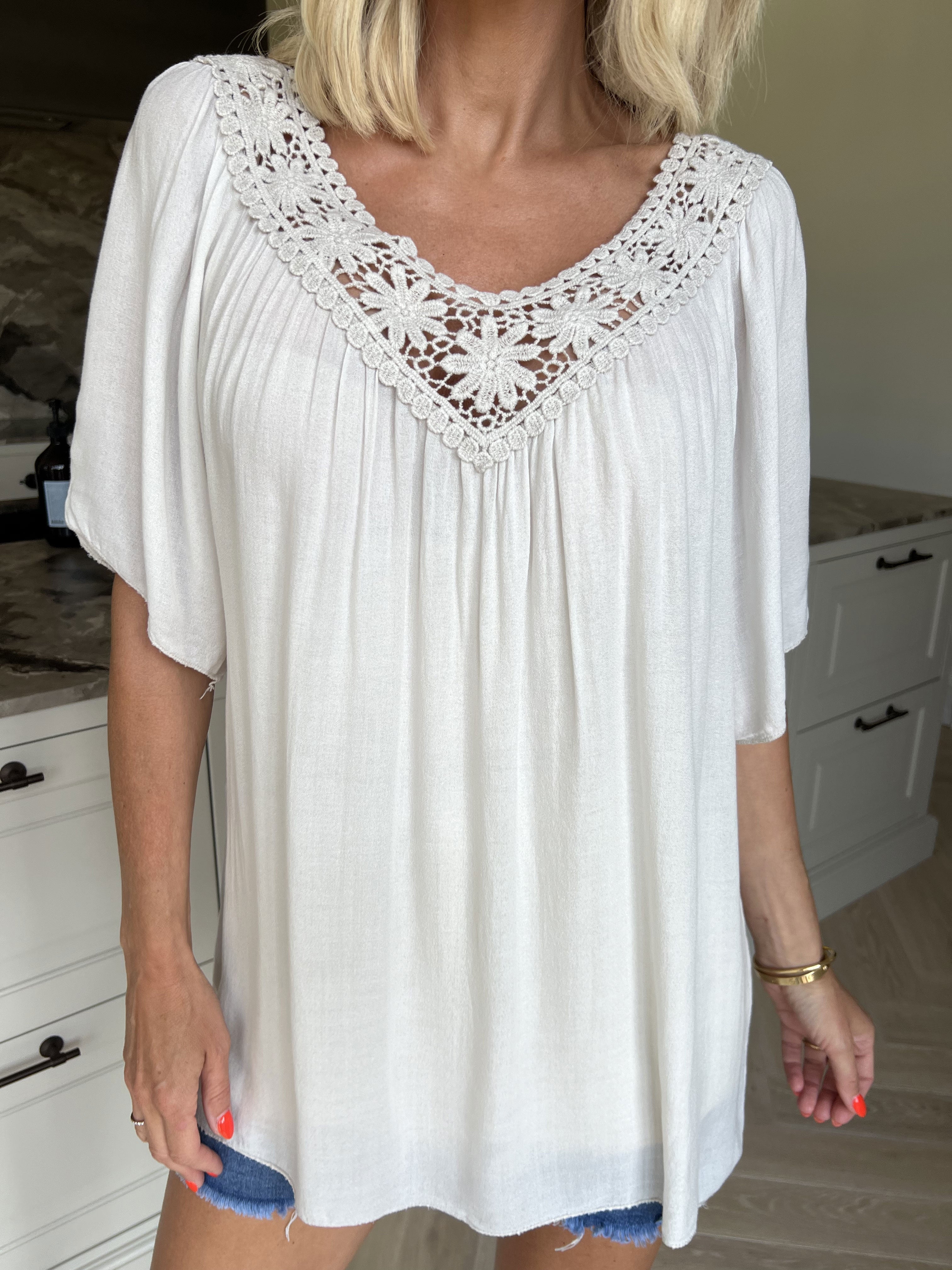 Cassandra - Söt lätt tunika i viskos med broderad skärning