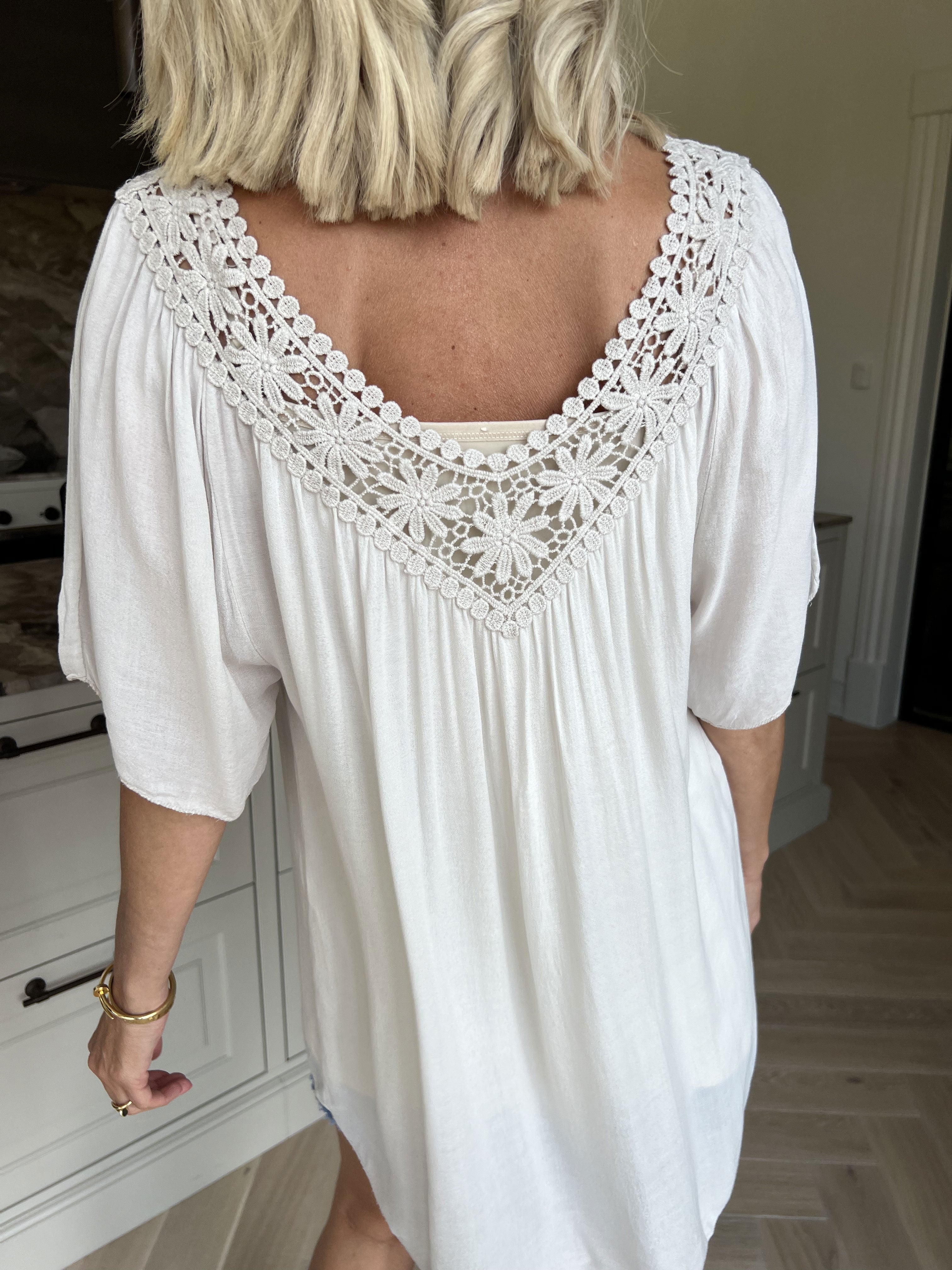 Cassandra - Söt lätt tunika i viskos med broderad skärning