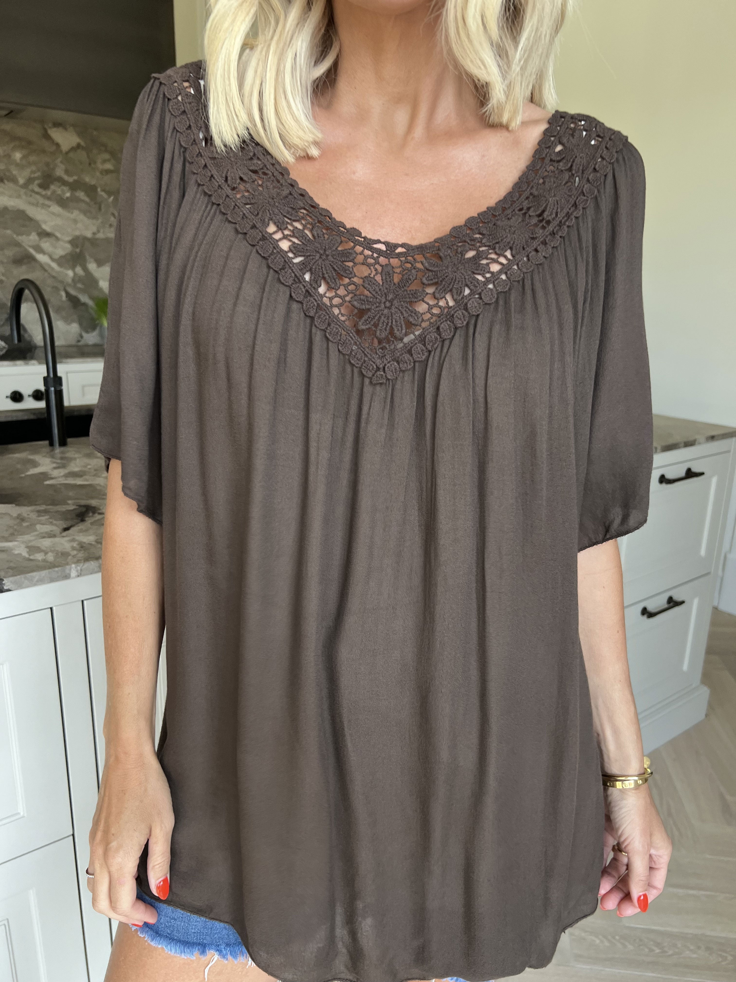 Cassandra - Söt lätt tunika i viskos med broderad skärning