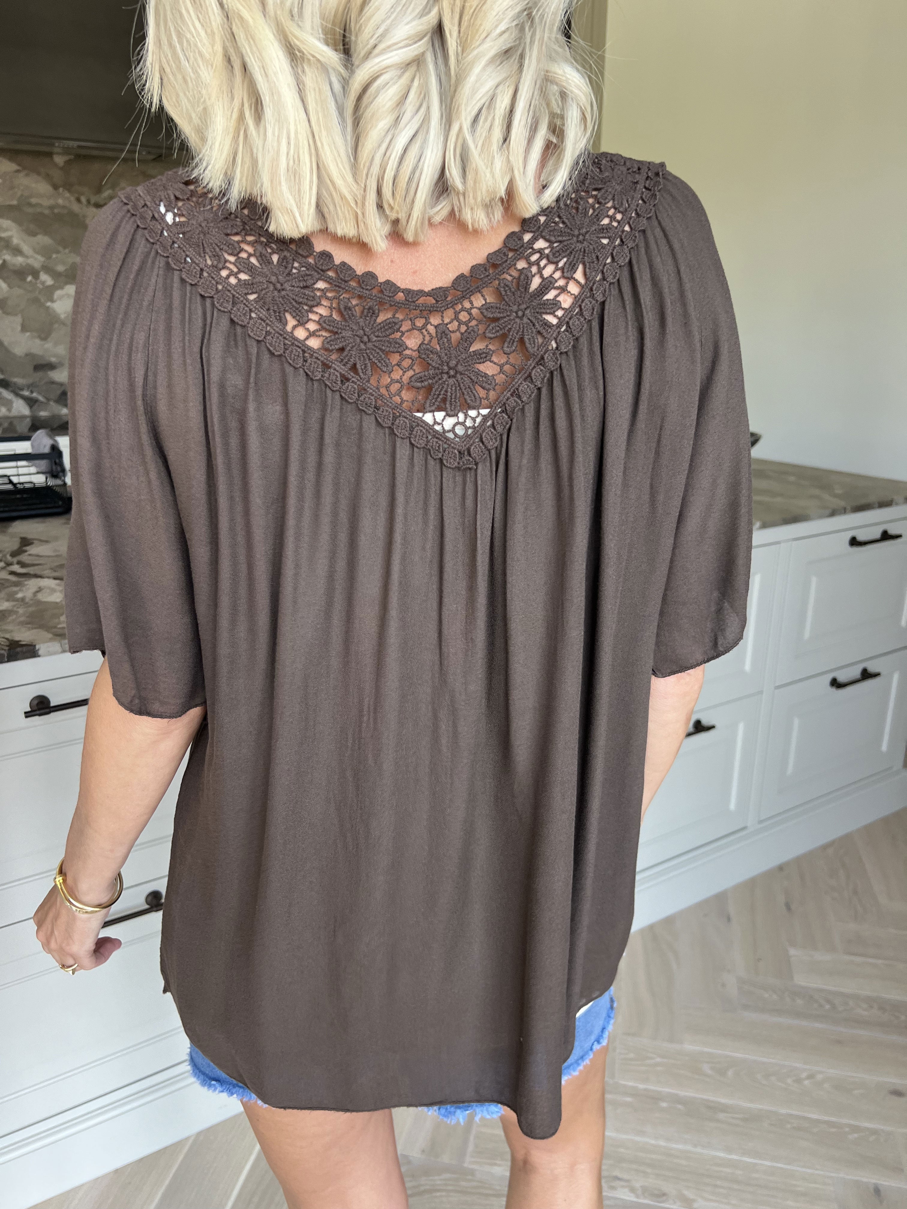 Cassandra - Söt lätt tunika i viskos med broderad skärning