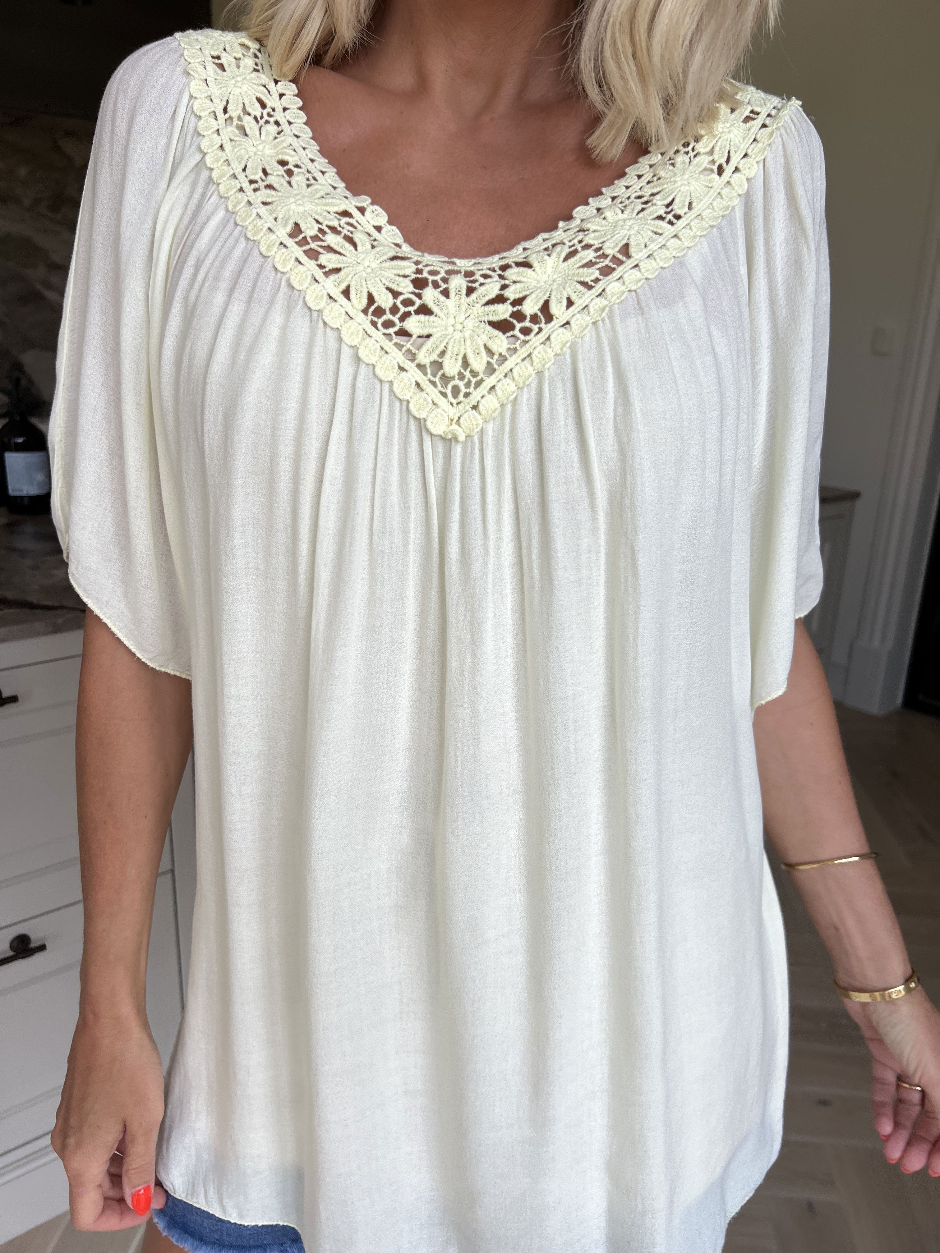 Cassandra - Söt lätt tunika i viskos med broderad skärning