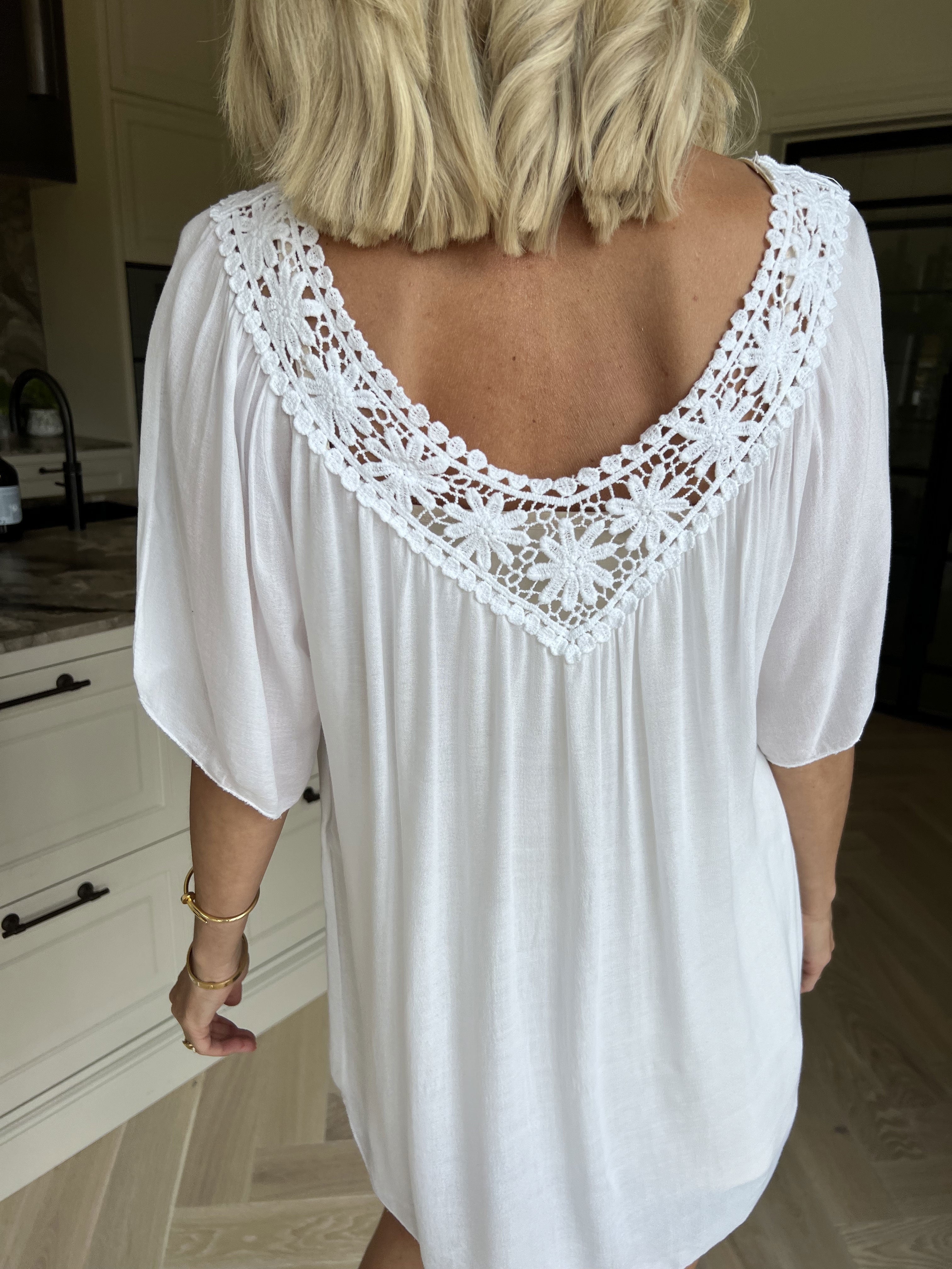 Cassandra - Söt lätt tunika i viskos med broderad skärning