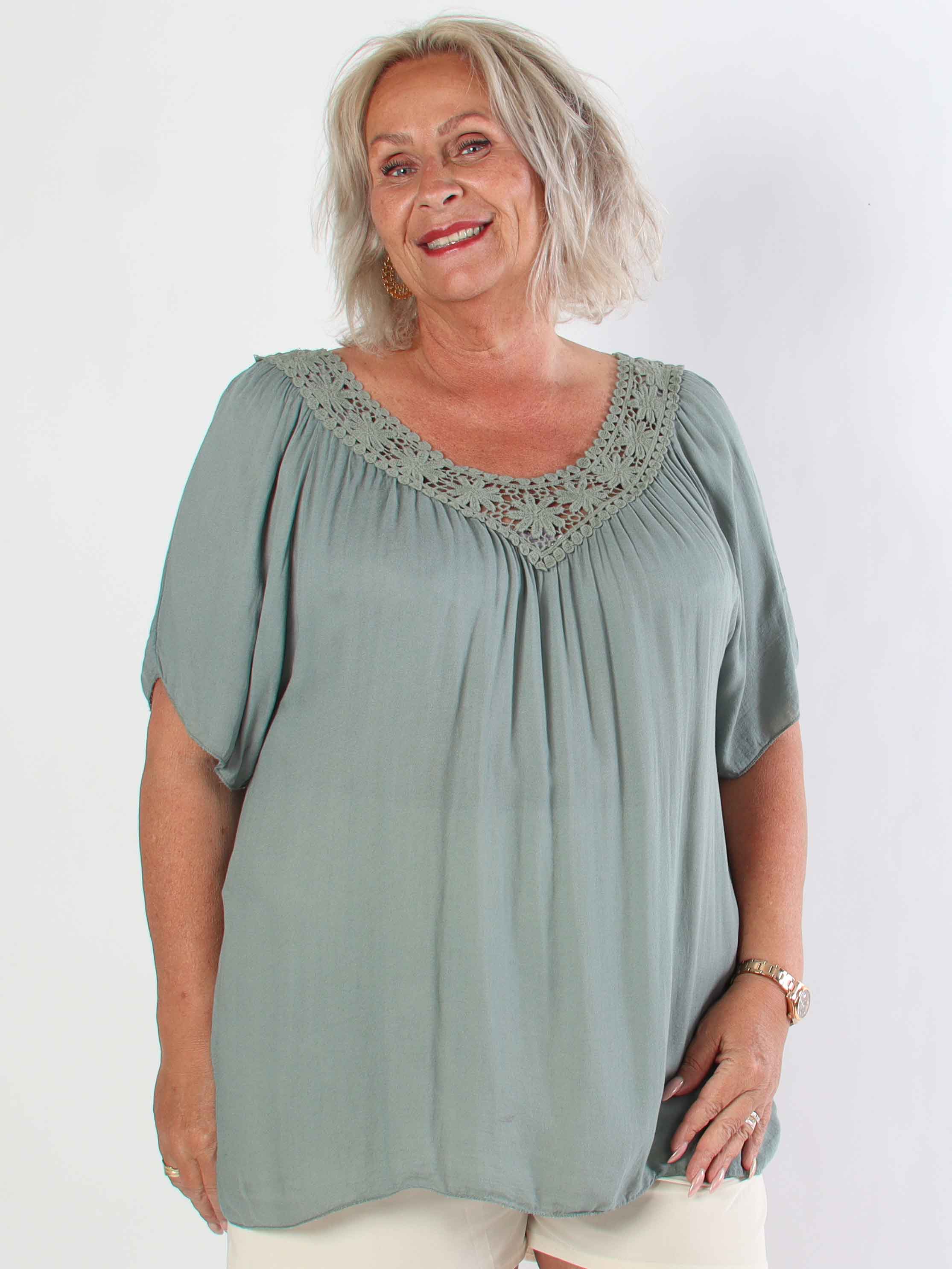 Cassandra - Söt lätt tunika i viskos med broderad skärning