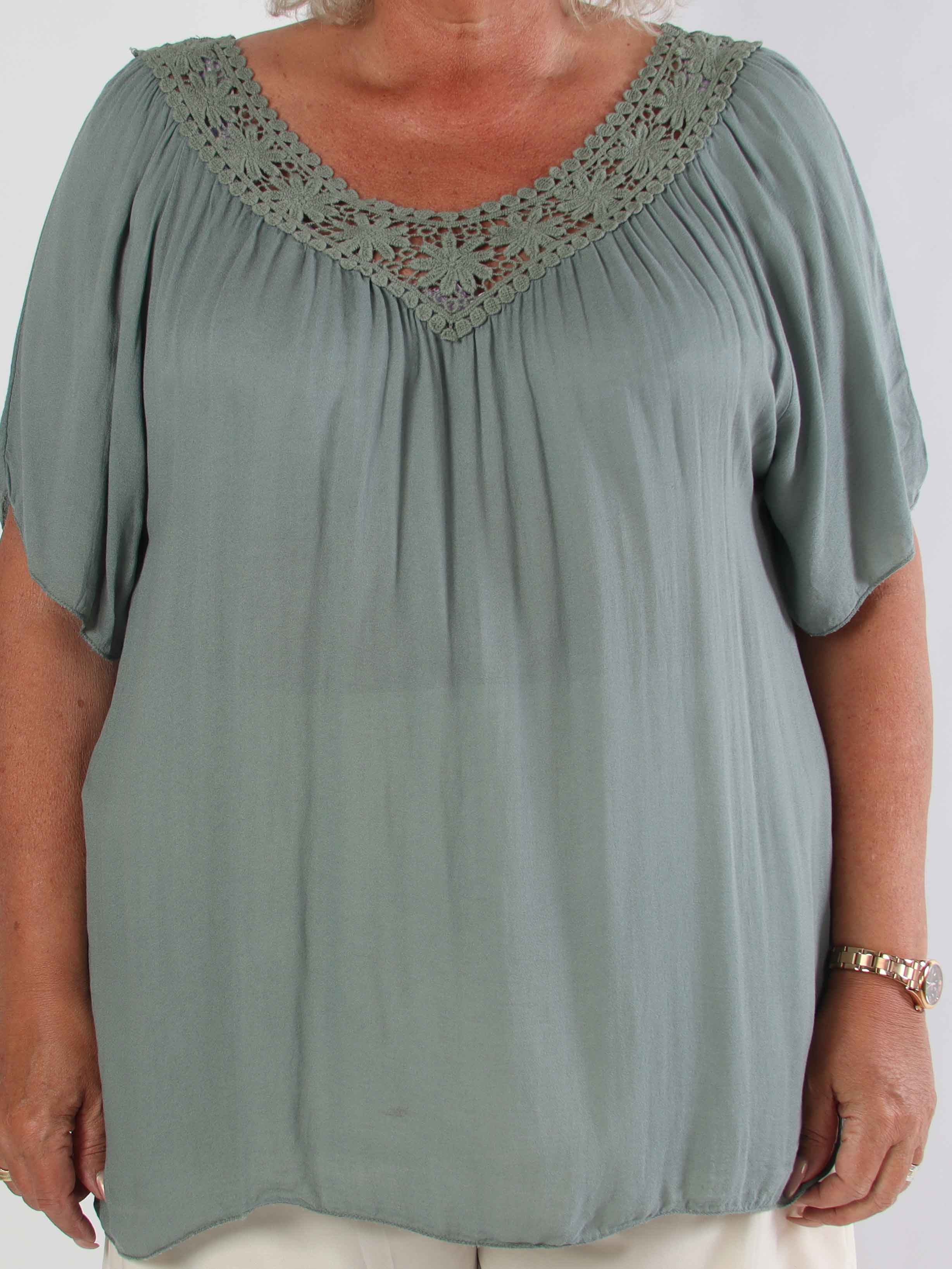 Cassandra - Söt lätt tunika i viskos med broderad skärning