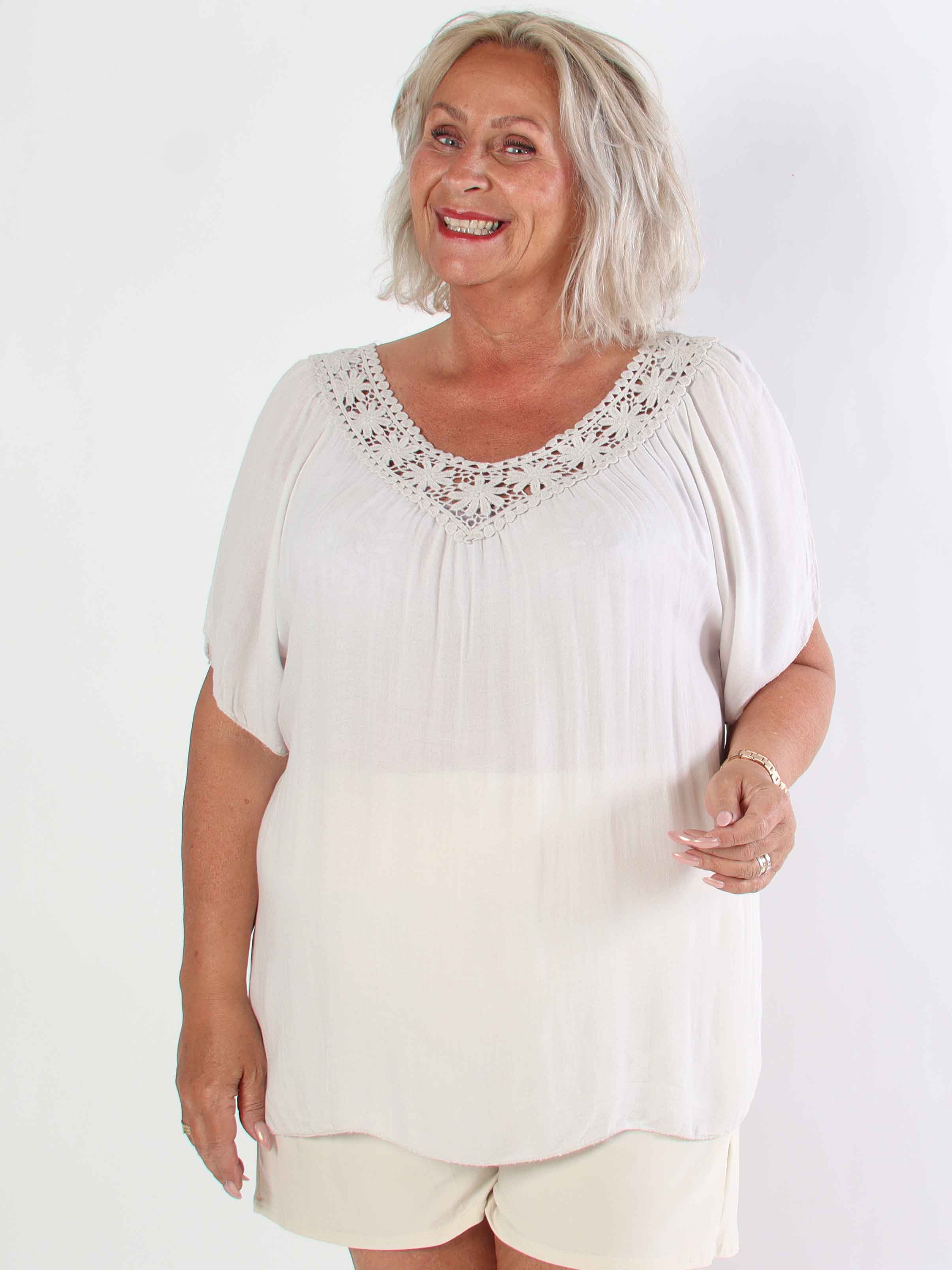 Cassandra - Söt lätt tunika i viskos med broderad skärning