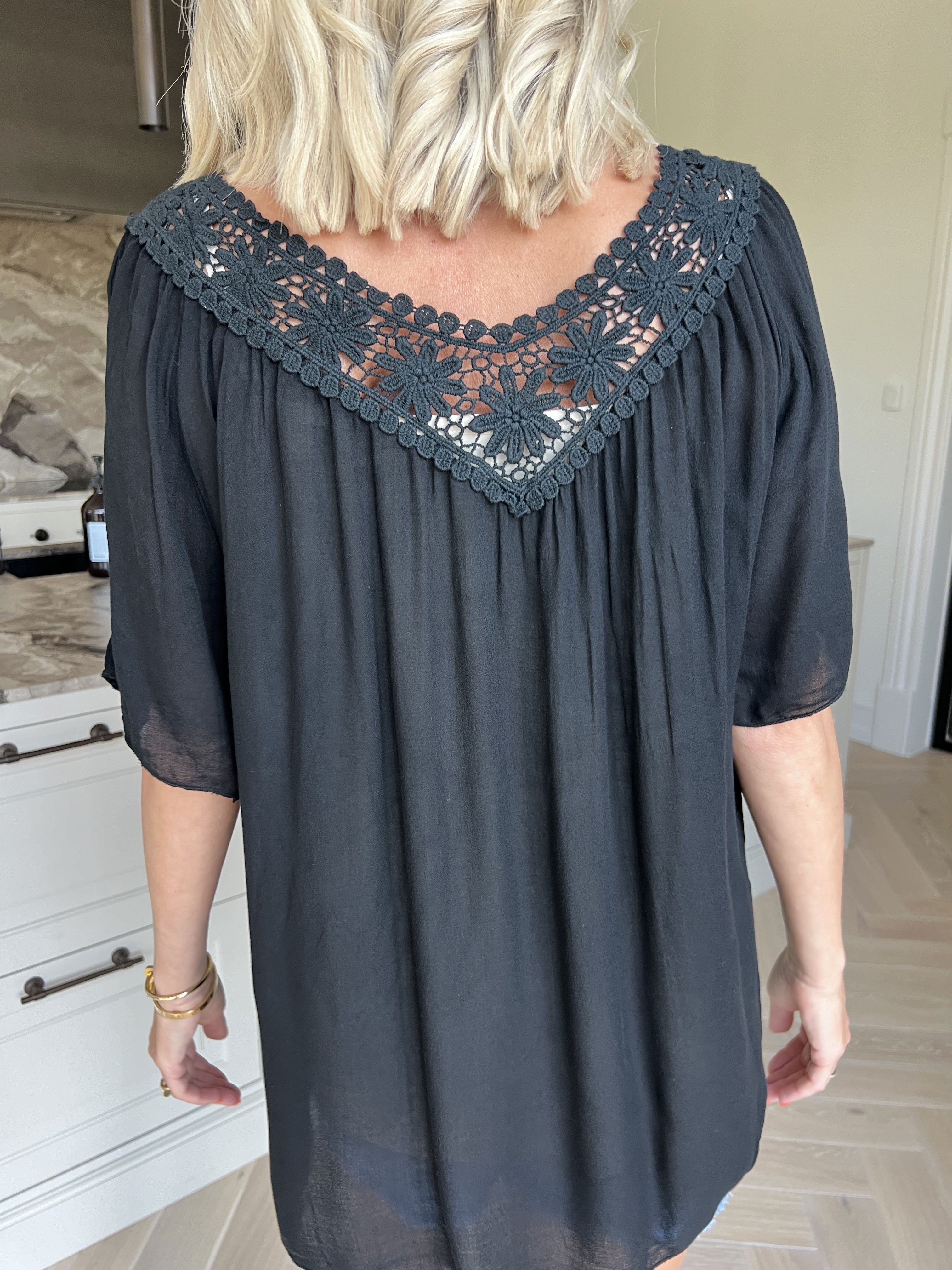 Cassandra - Söt lätt tunika i viskos med broderad skärning