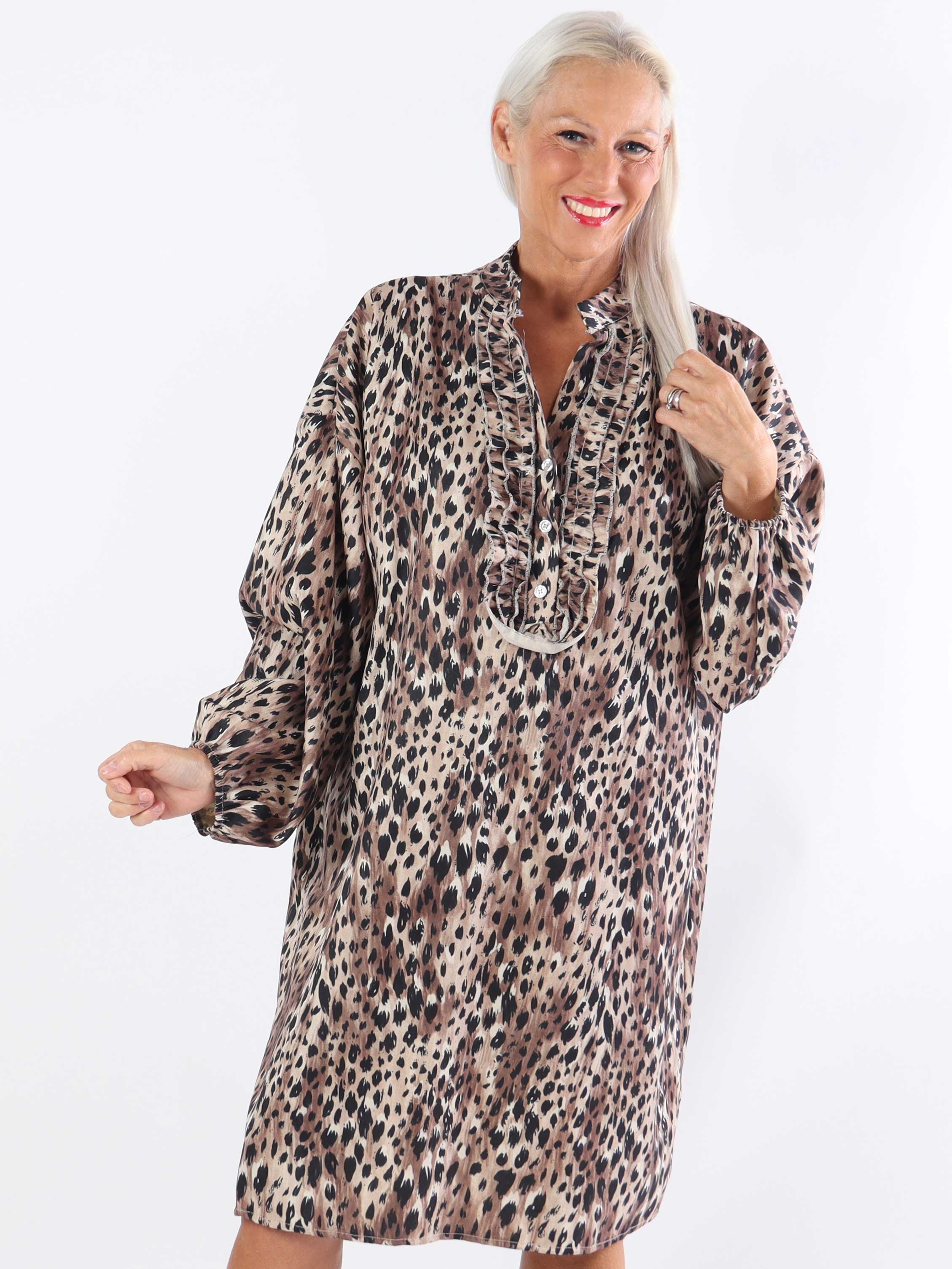 Cassia Animal - Tunikaklänning i plus size med volanger vid bröstet