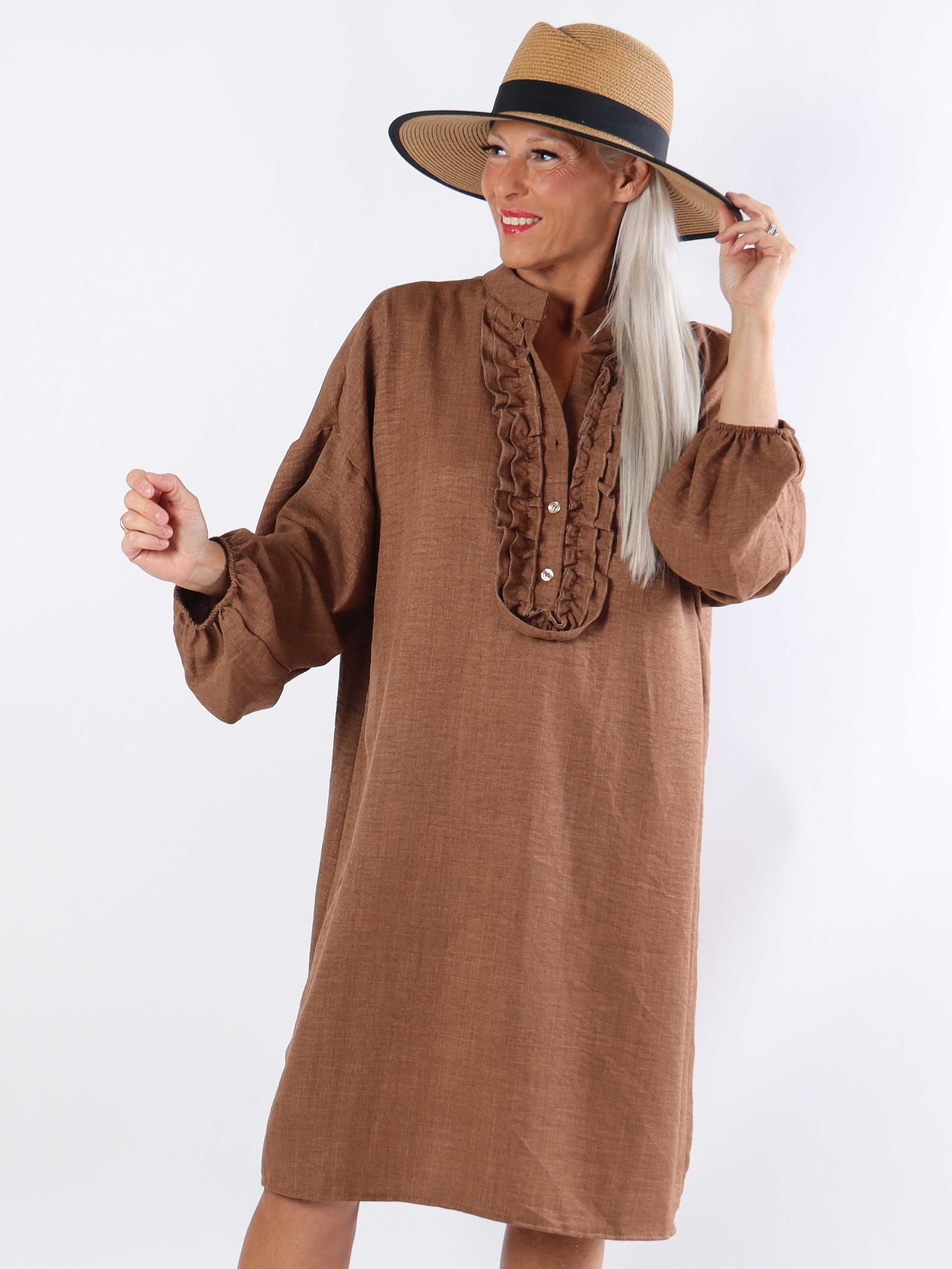 Cassia Plain - Tunikaklänning i plus size med volanger vid bröstet