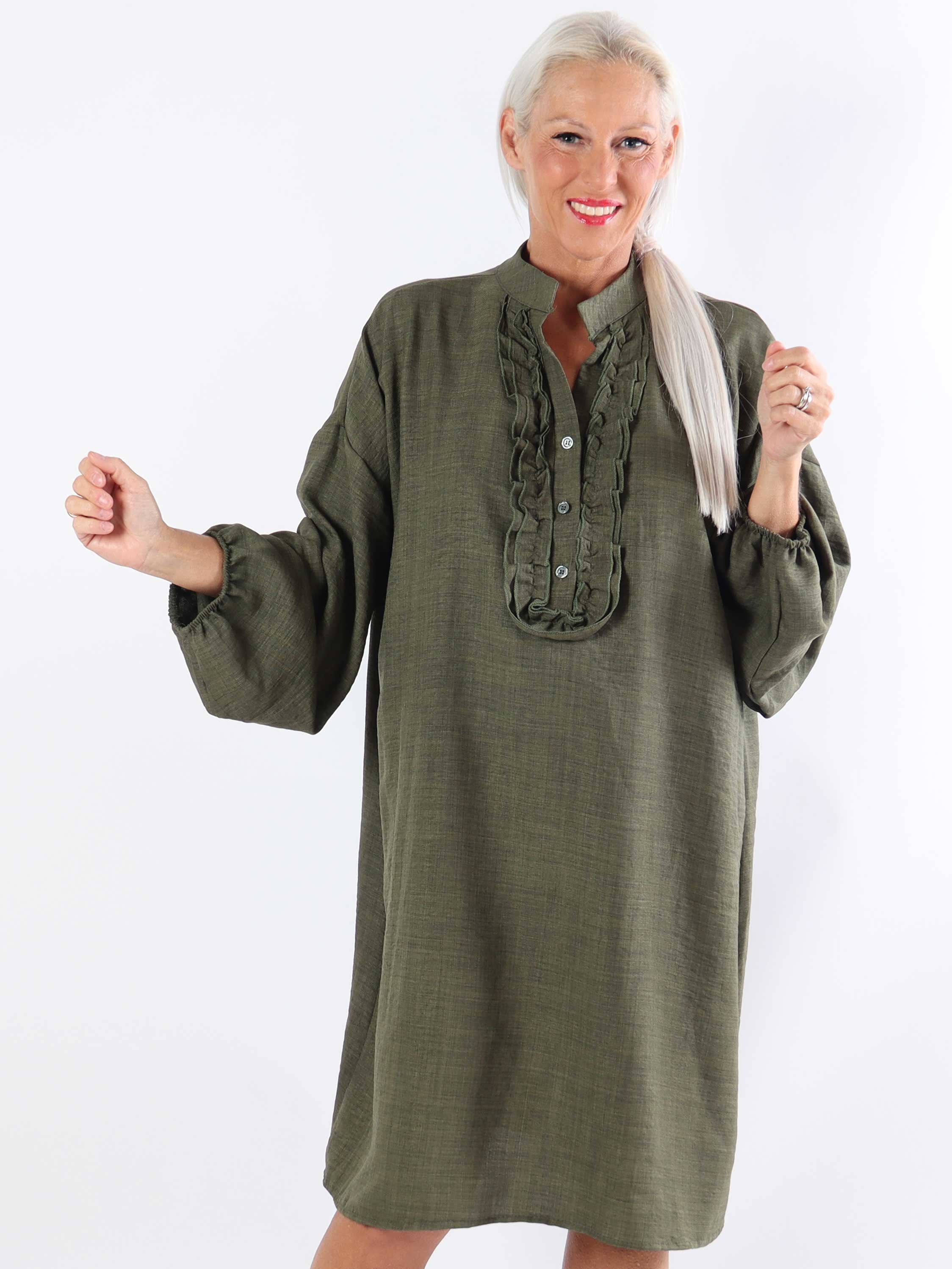 Cassia Plain - Tunikaklänning i plus size med volanger vid bröstet