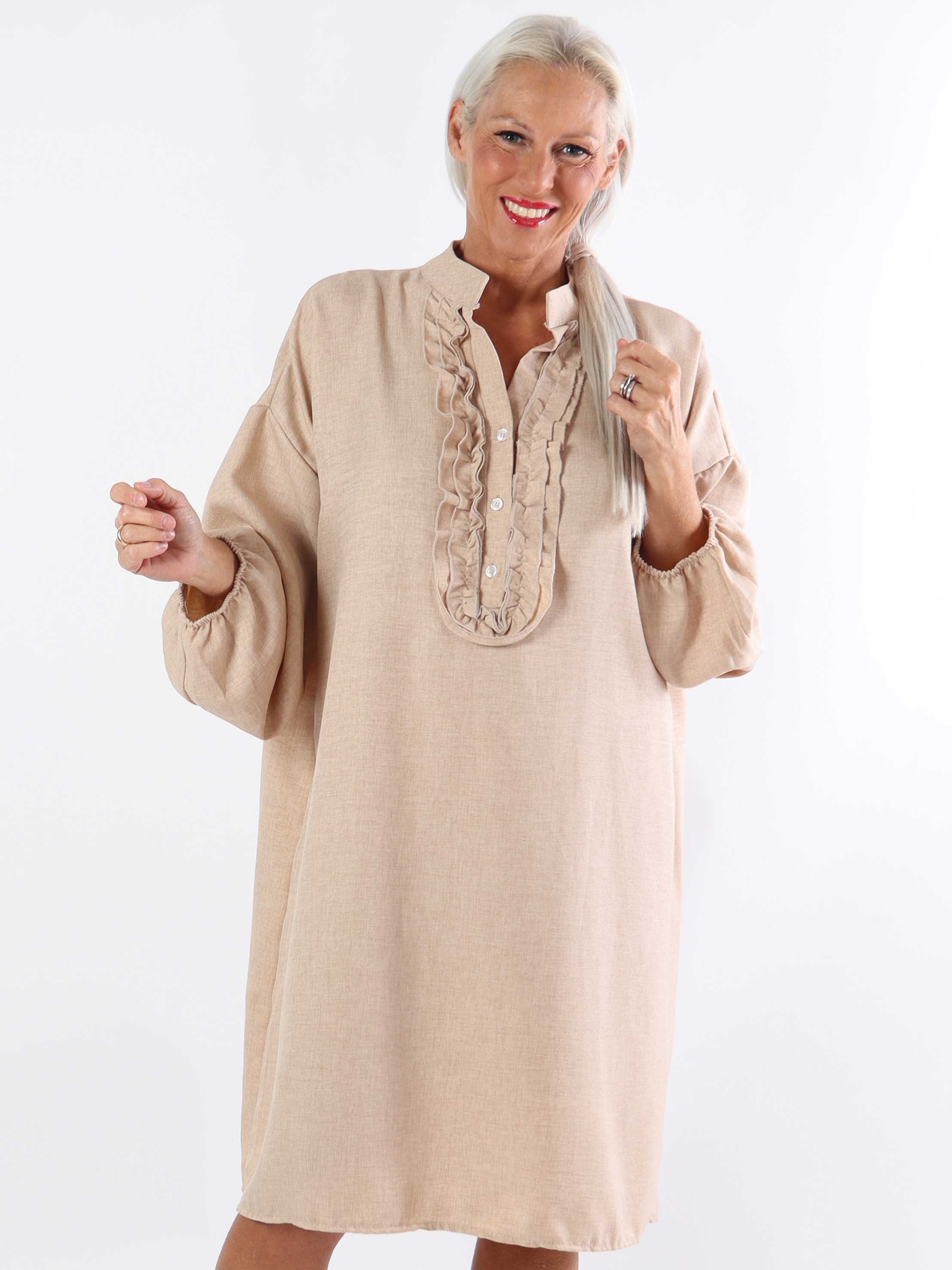 Cassia Plain - Tunikaklänning i plus size med volanger vid bröstet