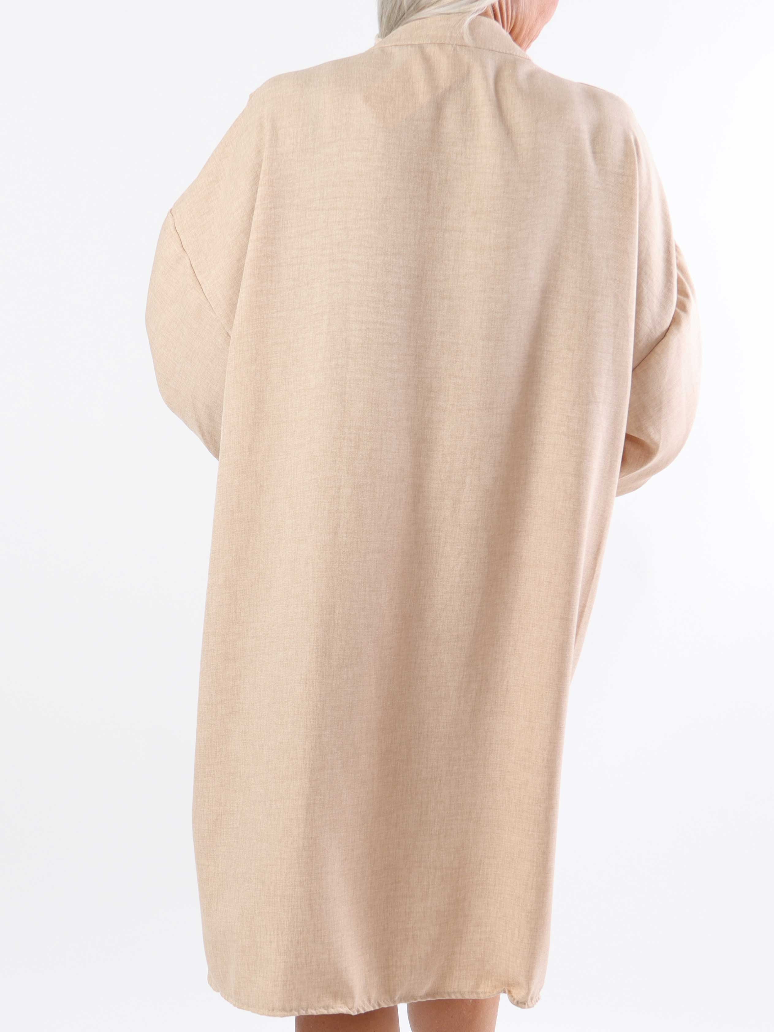 Cassia Plain - Tunikaklänning i plus size med volanger vid bröstet