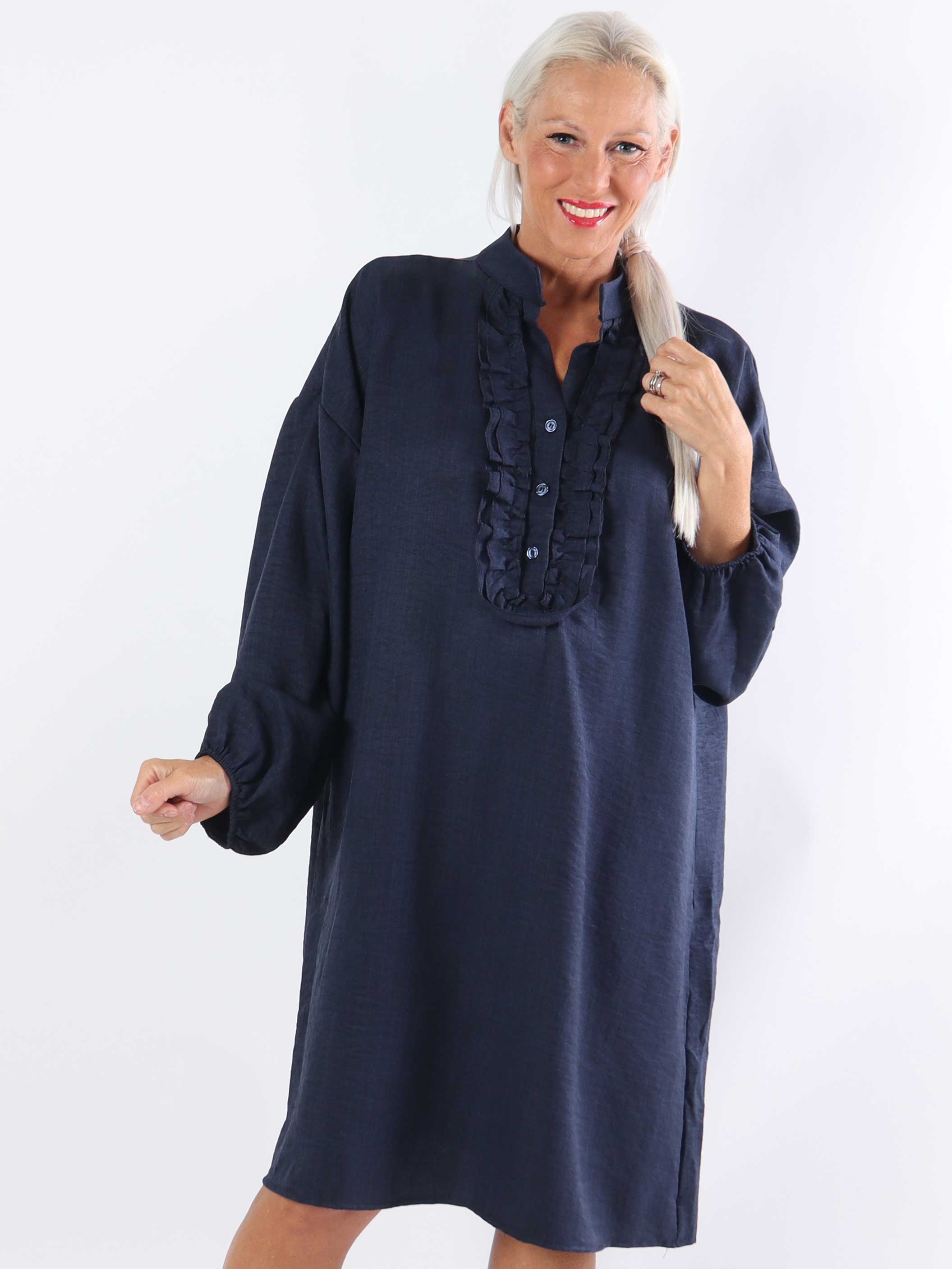 Cassia Plain - Tunikaklänning i plus size med volanger vid bröstet