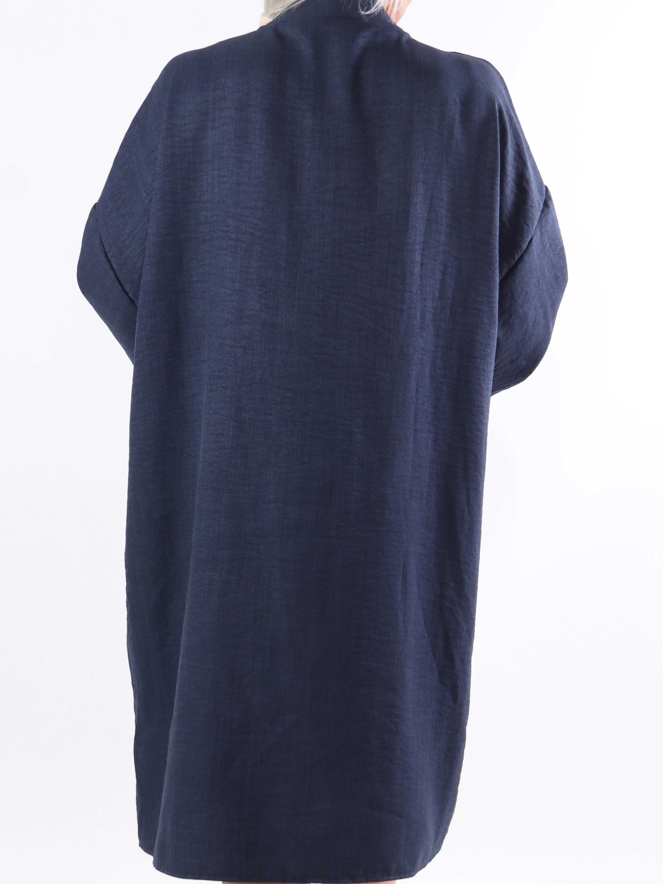 Cassia Plain - Tunikaklänning i plus size med volanger vid bröstet