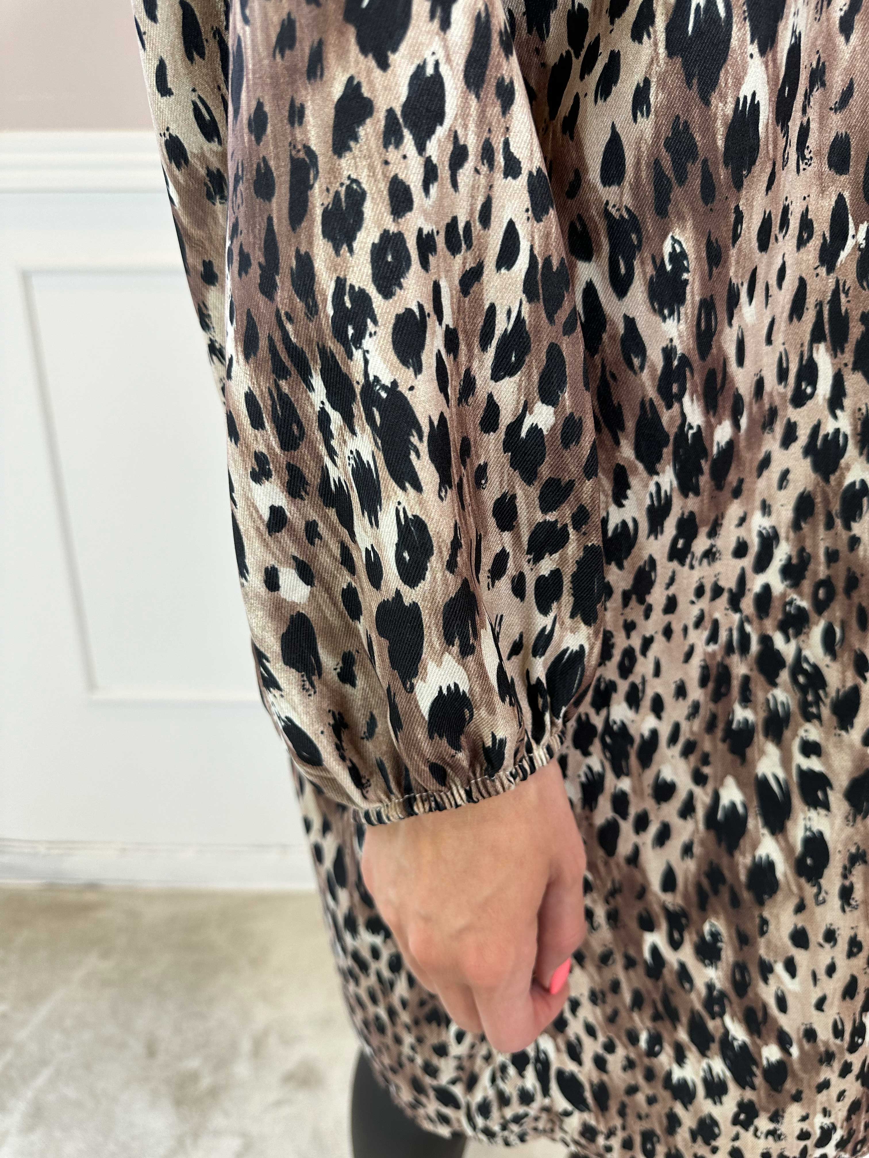 Cassia Animal - Tunikaklänning med volanger vid bröstet