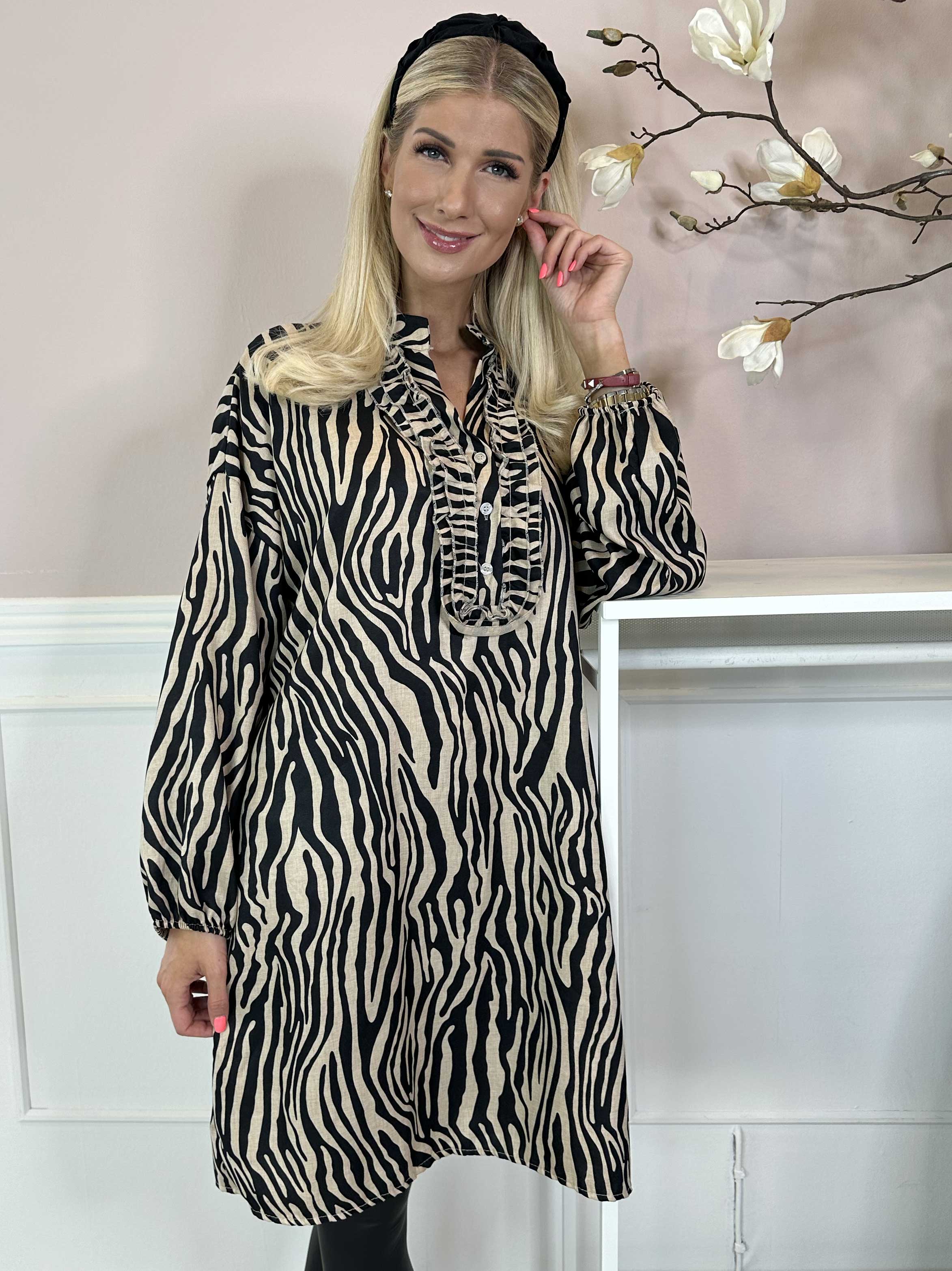 Cassia Animal - Tunikaklänning med volanger vid bröstet