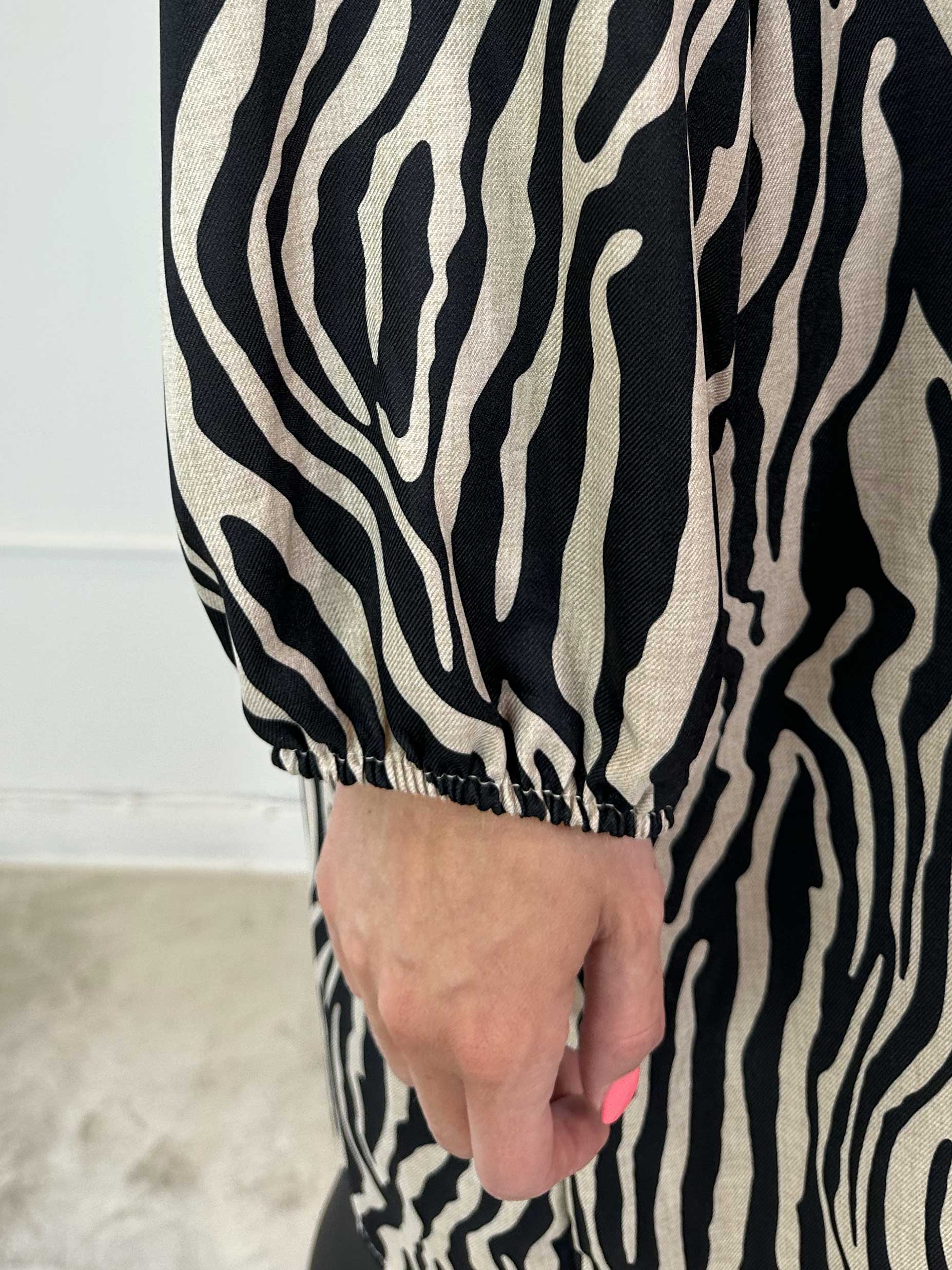 Cassia Animal - Tunikaklänning med volanger vid bröstet