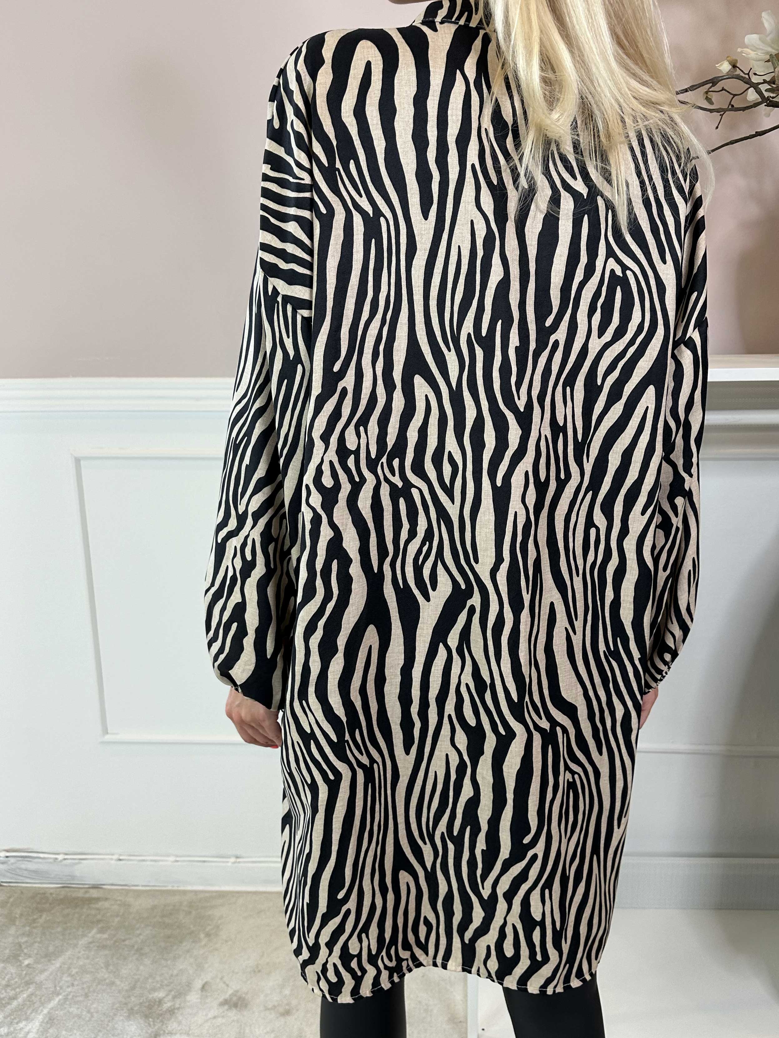 Cassia Animal - Tunikaklänning med volanger vid bröstet