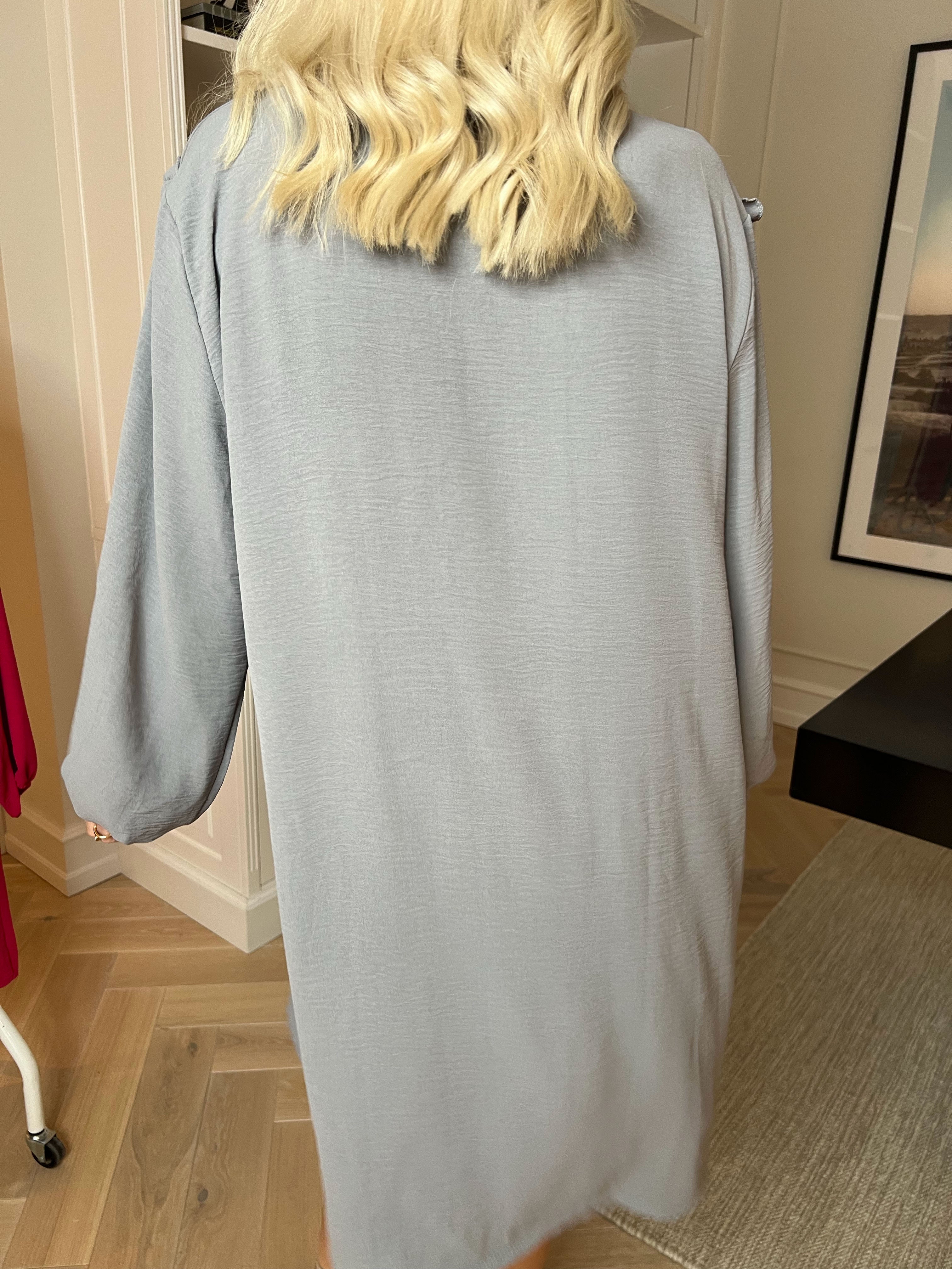 Catalina - Sød tunikakjole i viskose med flæser og sløjfer