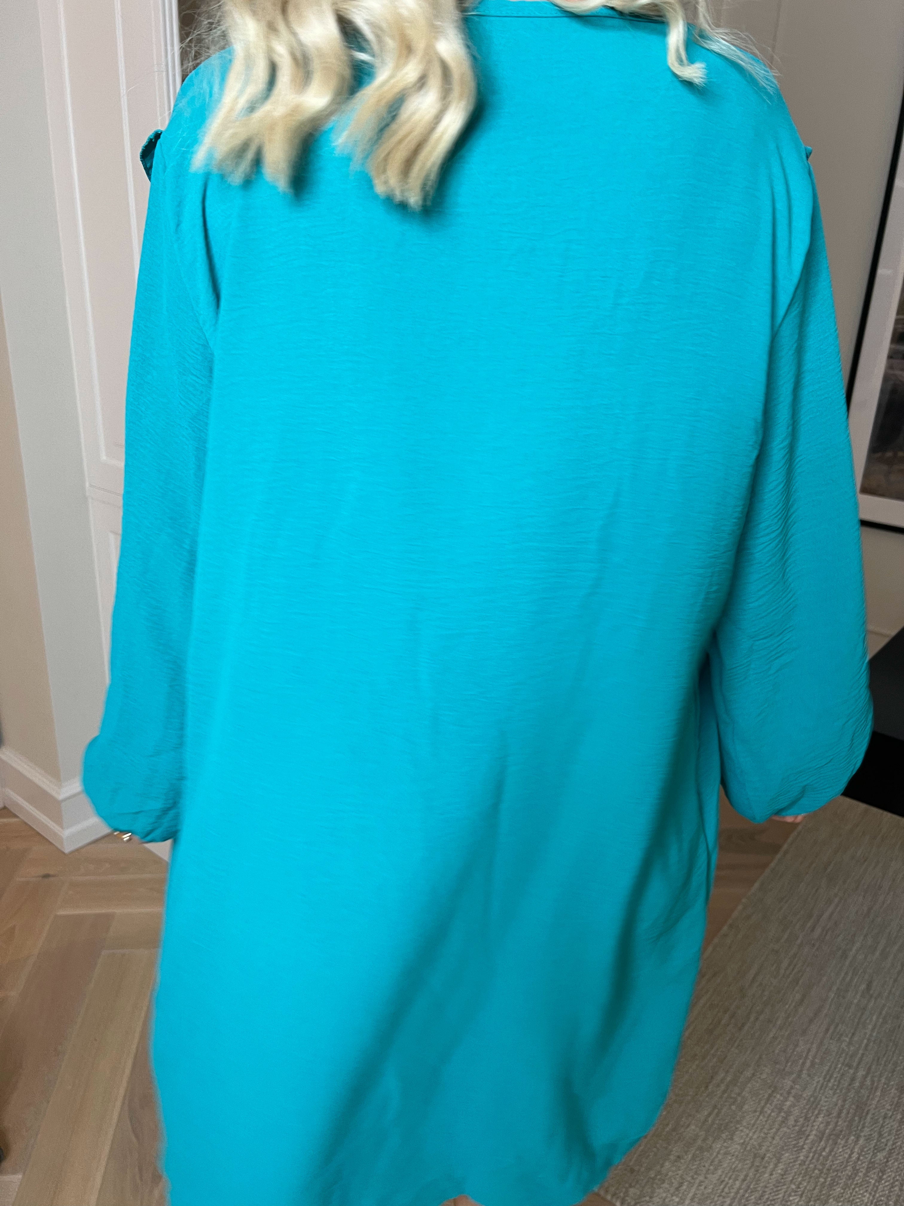 Catalina - Sød tunikakjole i viskose med flæser og sløjfer