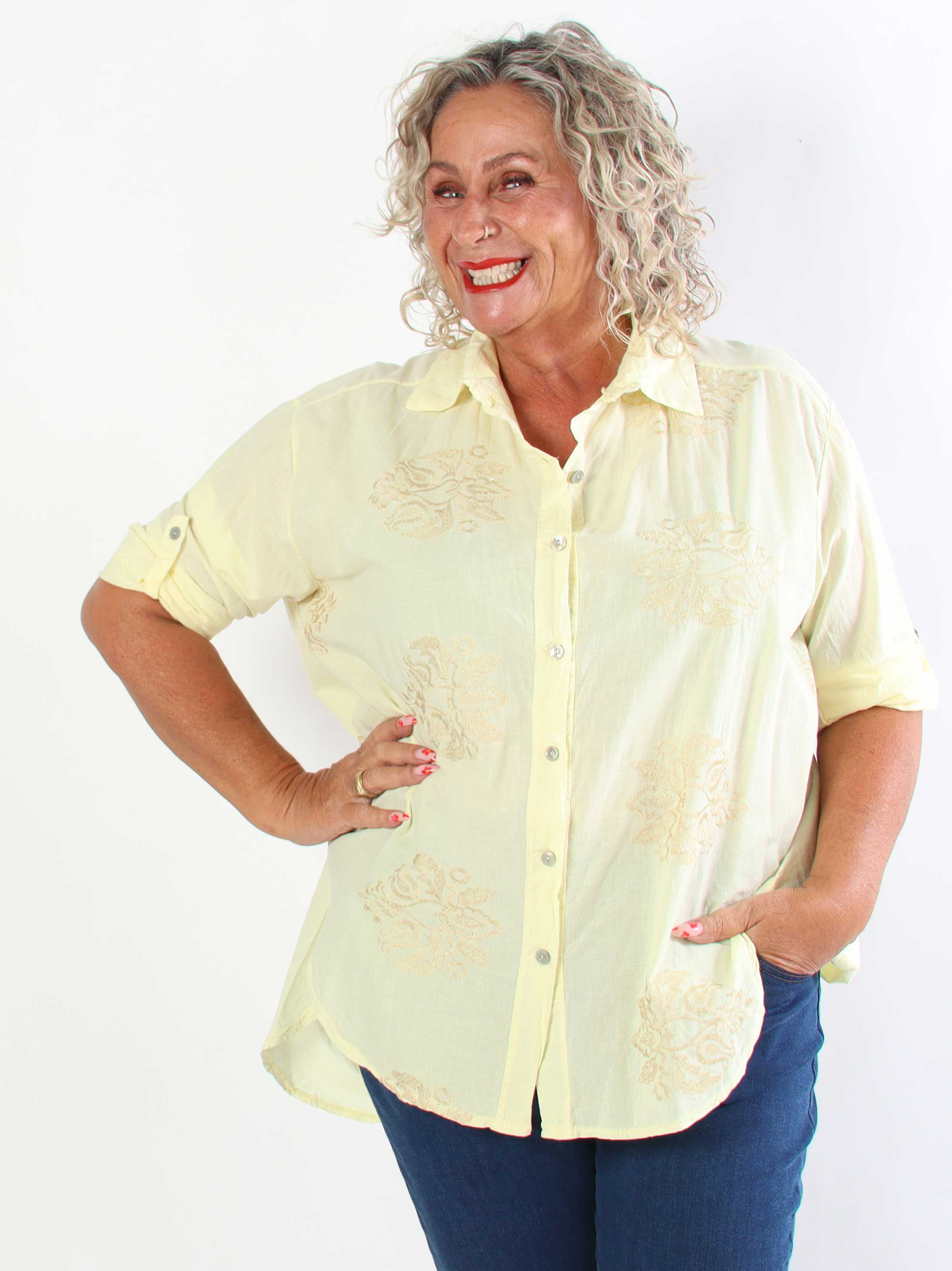 Catherina – Elegant plus size bomullsskjorta med fina, broderade gulddetaljer