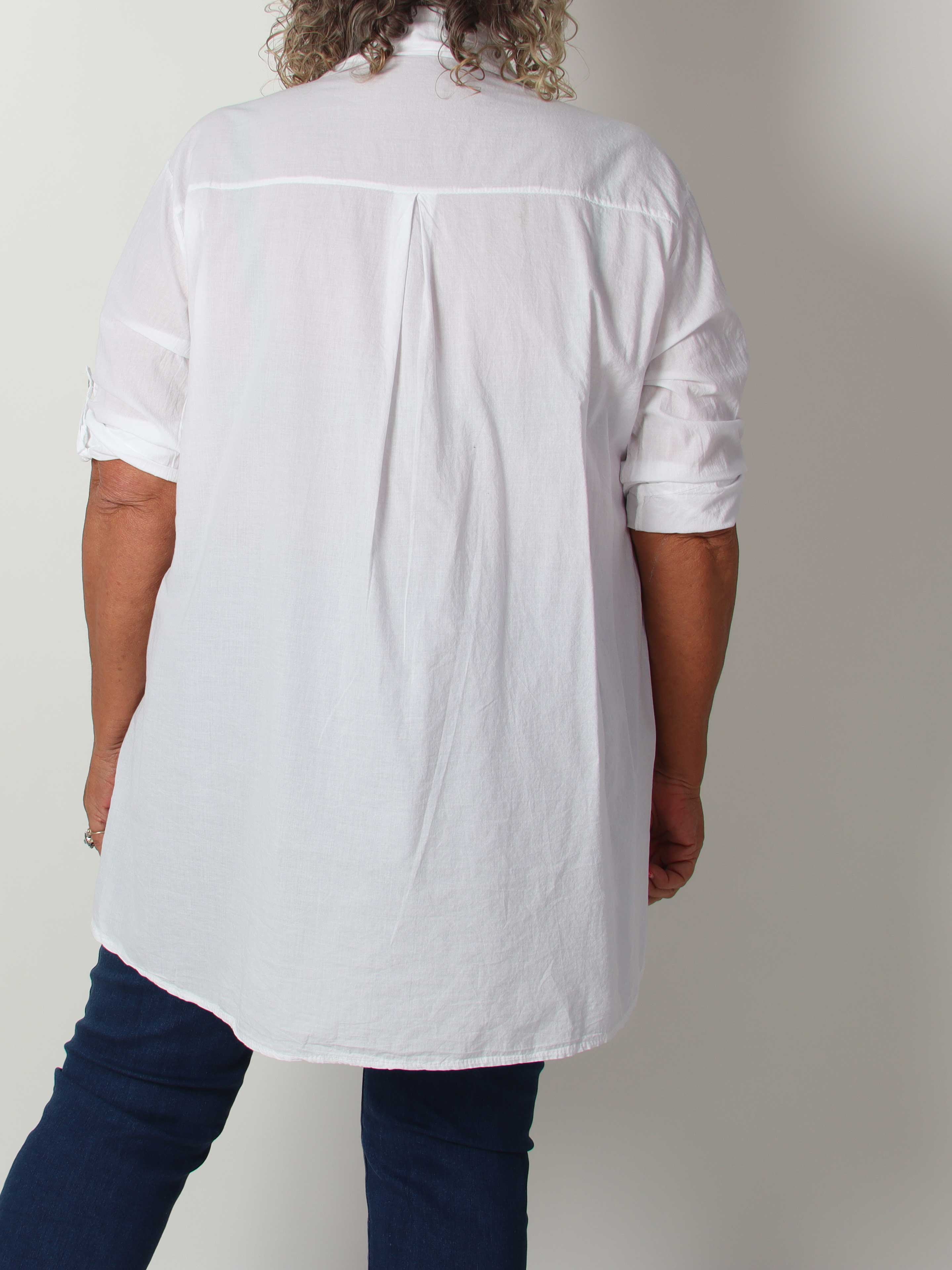 Catherina – Elegant plus size bomullsskjorta med fina, broderade gulddetaljer