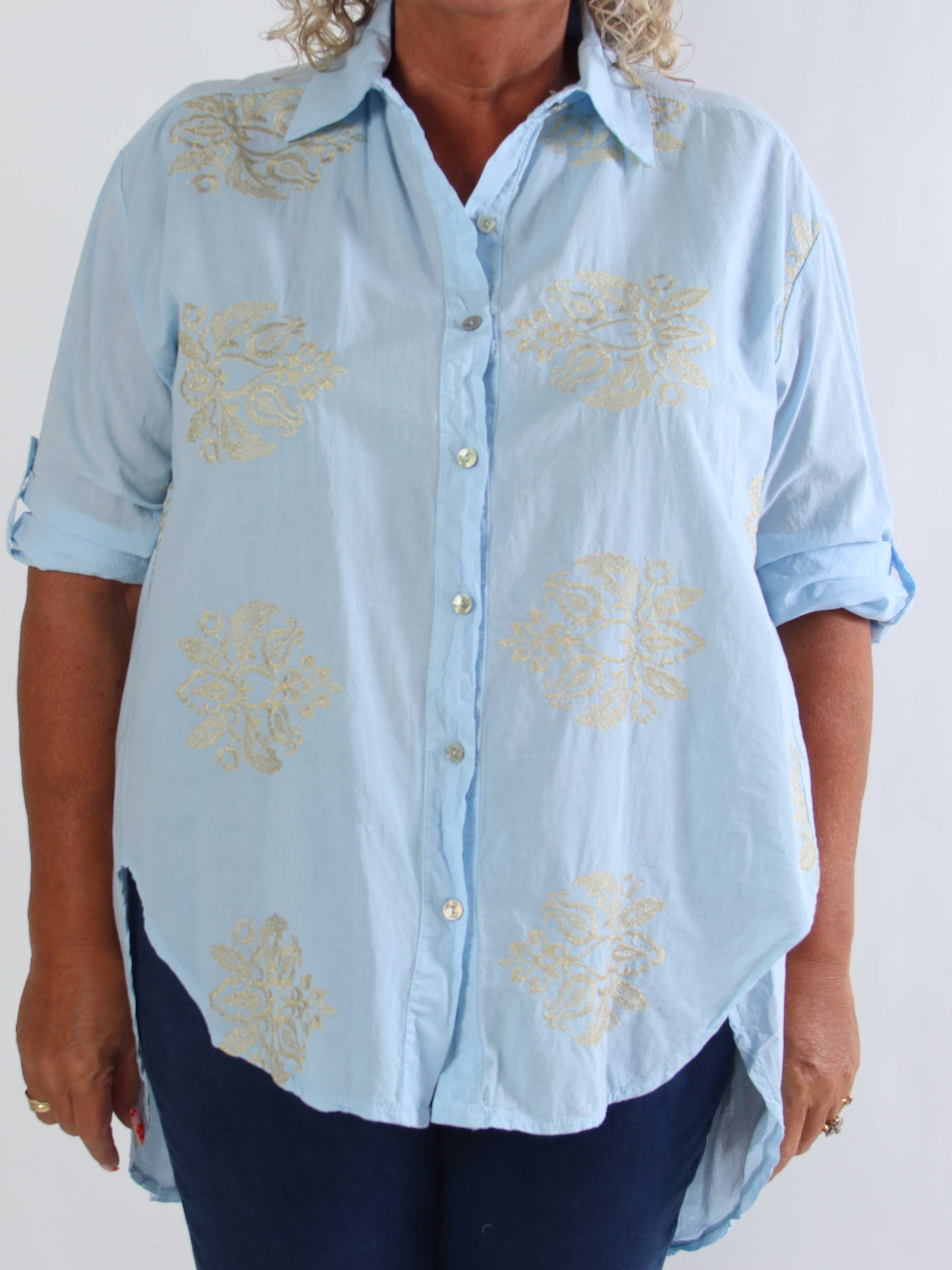 Catherina – Elegant plus size bomullsskjorta med fina, broderade gulddetaljer