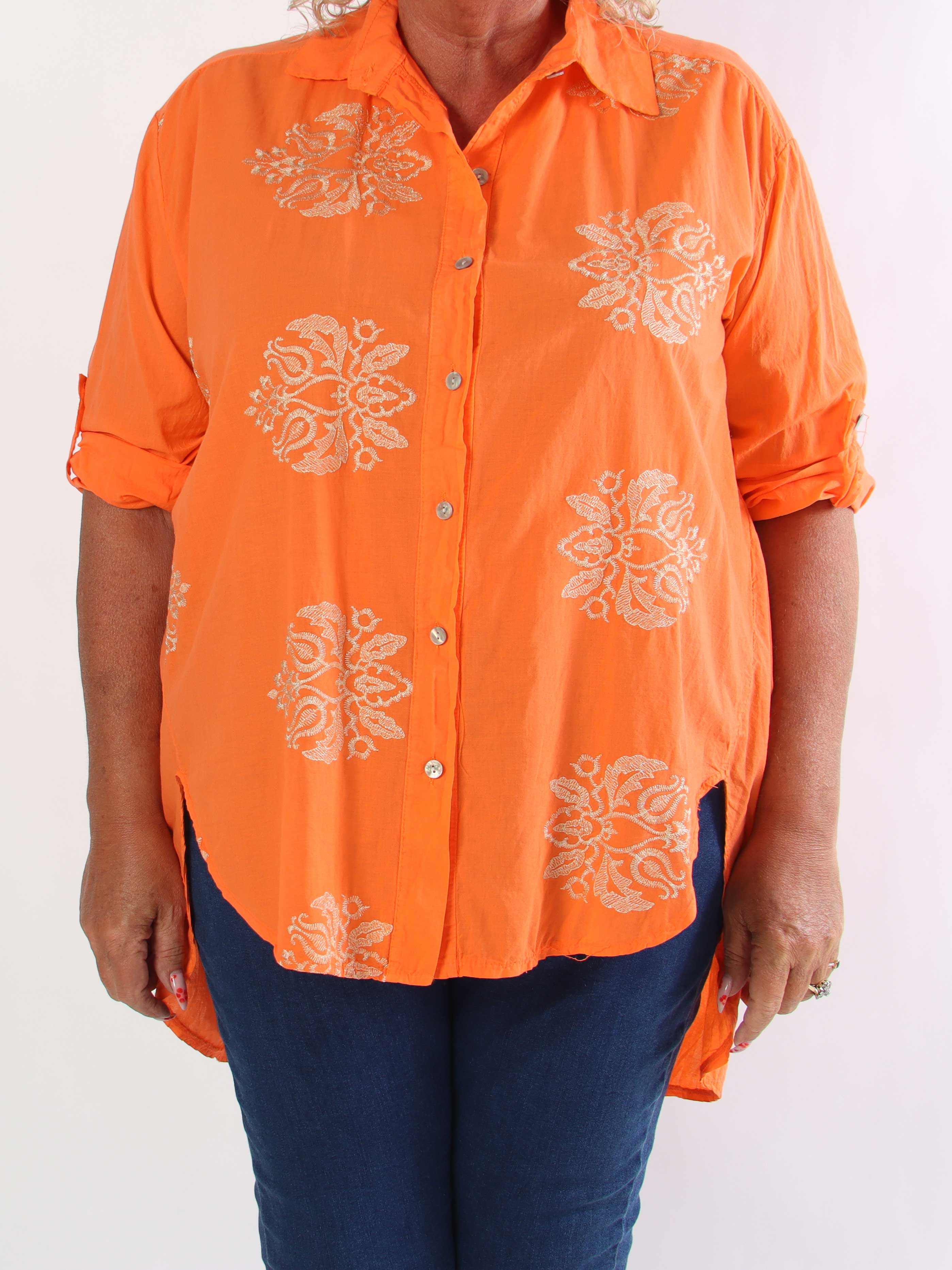 Catherina – Elegant plus size bomullsskjorta med fina, broderade gulddetaljer