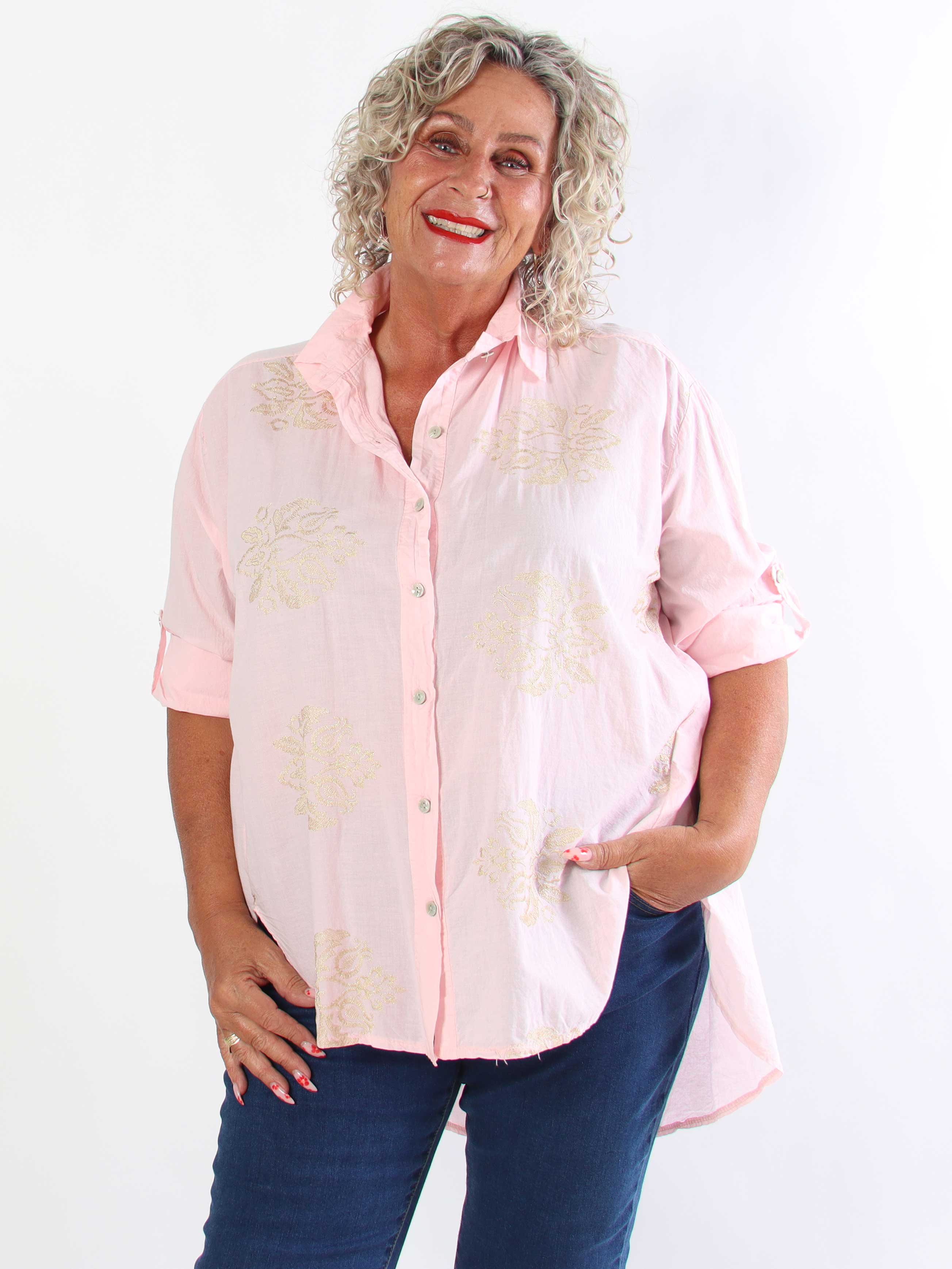 Catherina – Elegant plus size bomullsskjorta med fina, broderade gulddetaljer