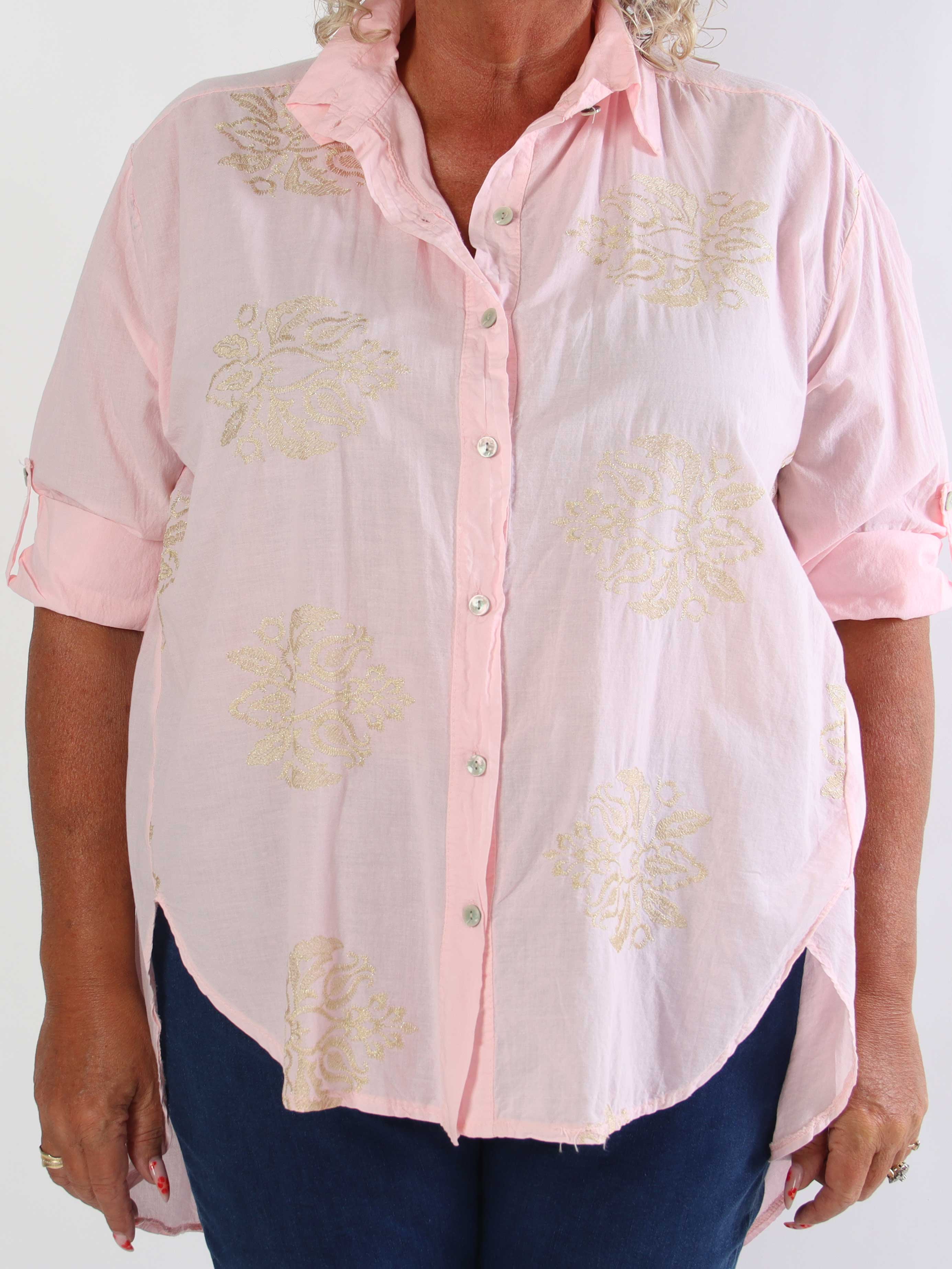Catherina – Elegant plus size bomullsskjorta med fina, broderade gulddetaljer