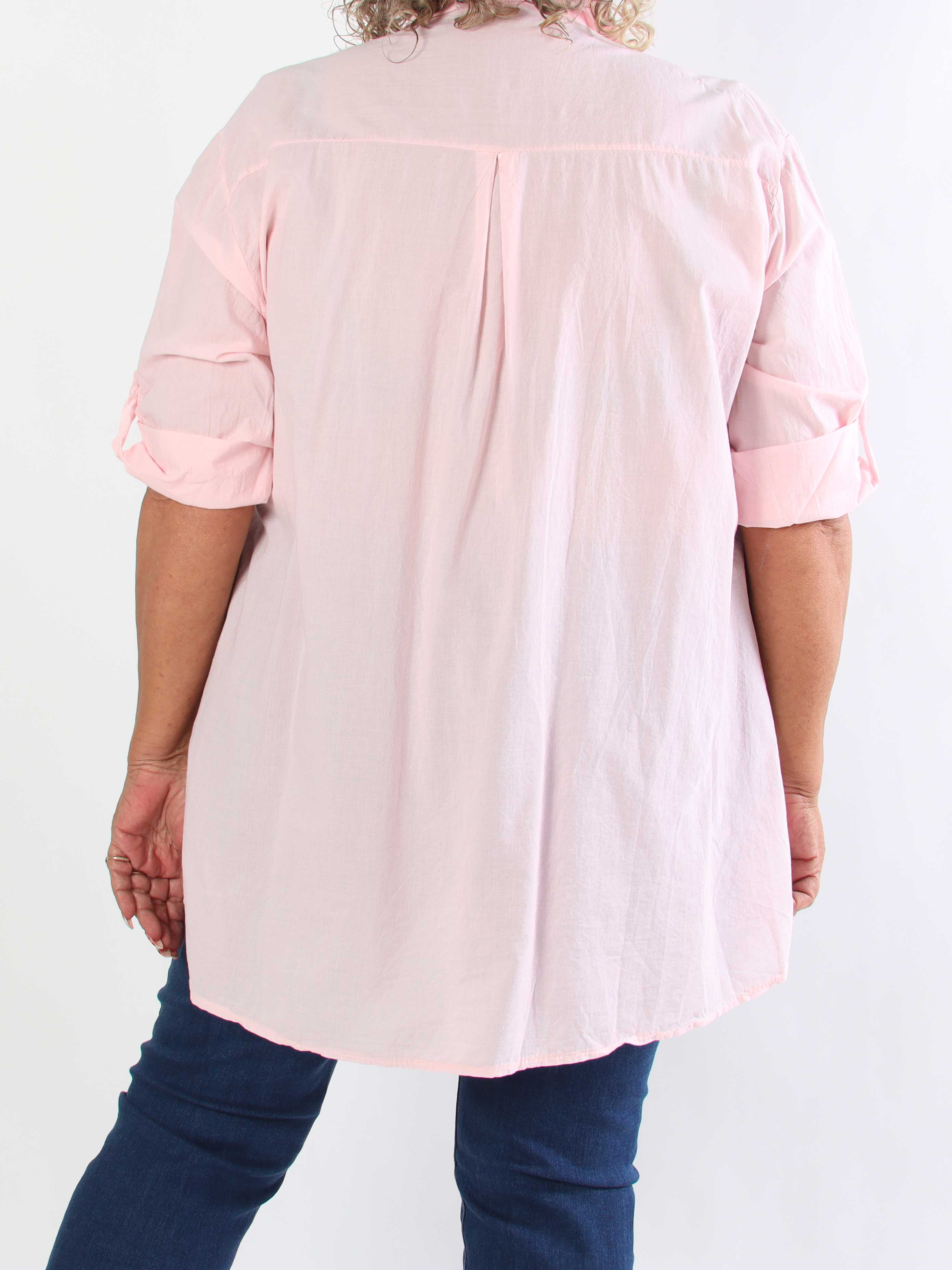 Catherina – Elegant plus size bomullsskjorta med fina, broderade gulddetaljer