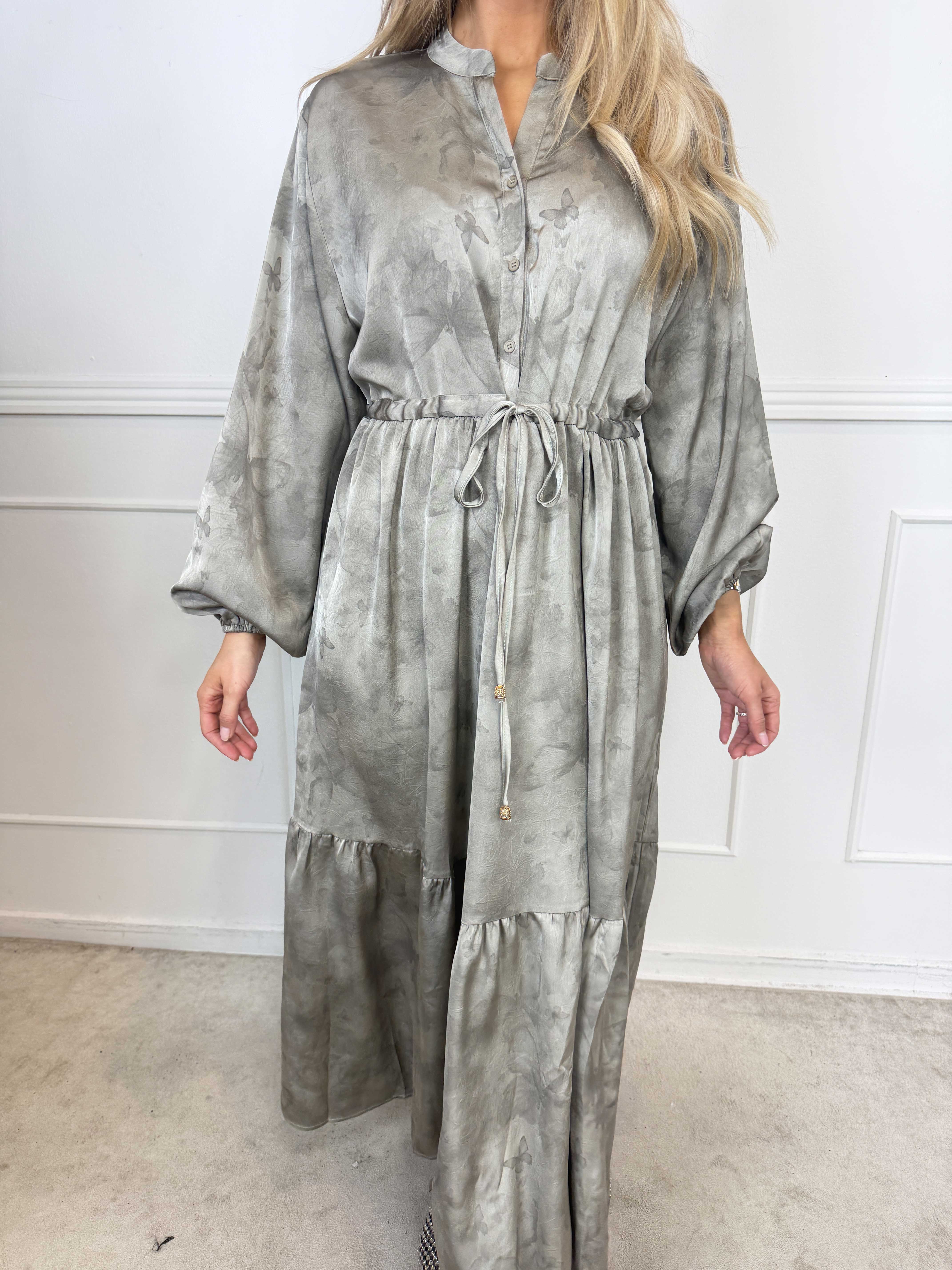 Cecilie - Lång och elegant klänning i viskos med ett vackert, svagt skimrande fjärilsmönster