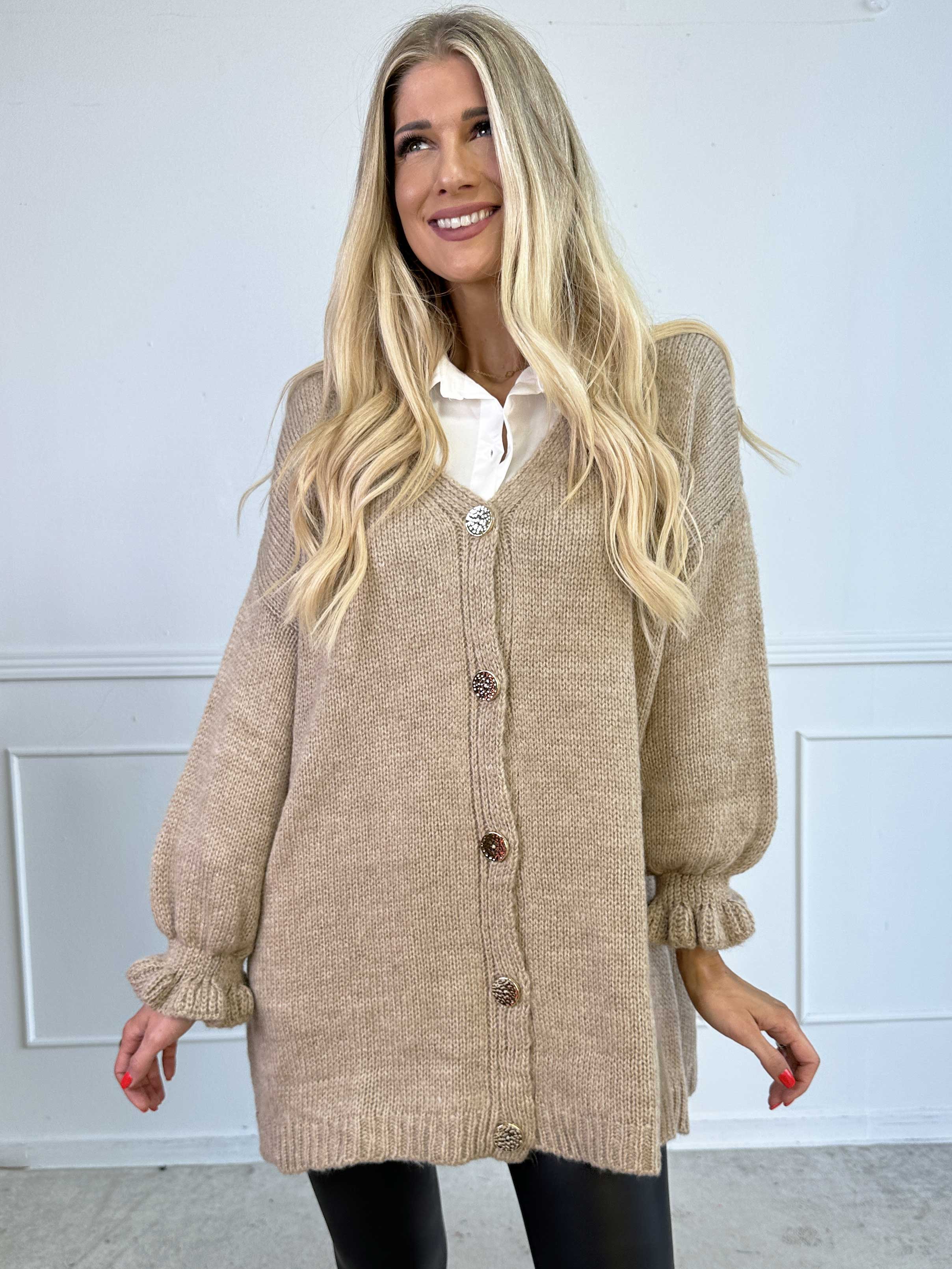 Celeste - Stickad kofta med guldknappar och söta volangärmar