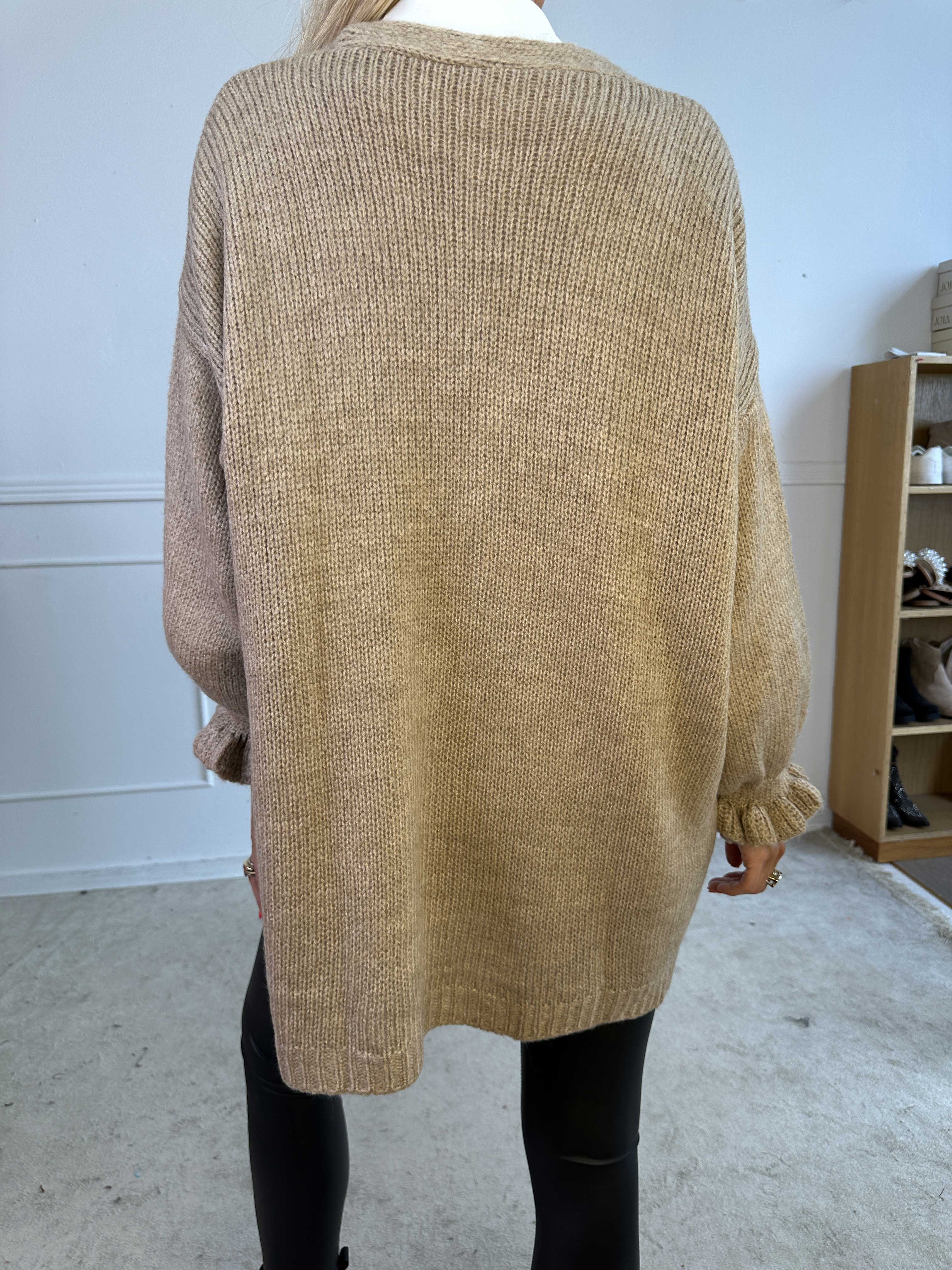 Celeste - Stickad kofta med guldknappar och söta volangärmar