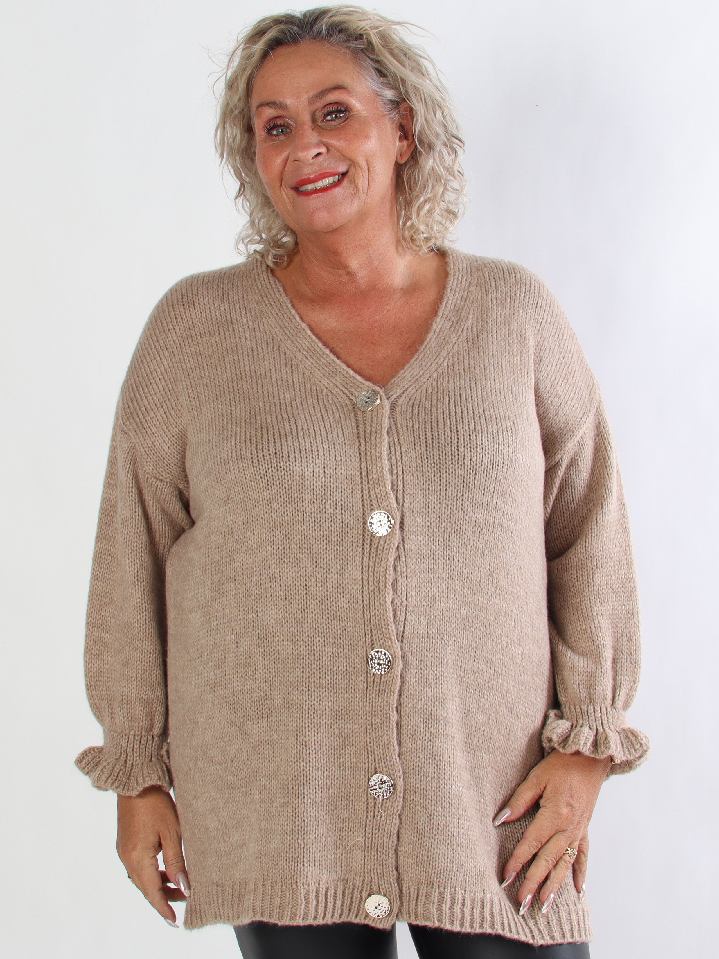 Celeste - Stickad plus size kofta med guldknappar och volangärmar