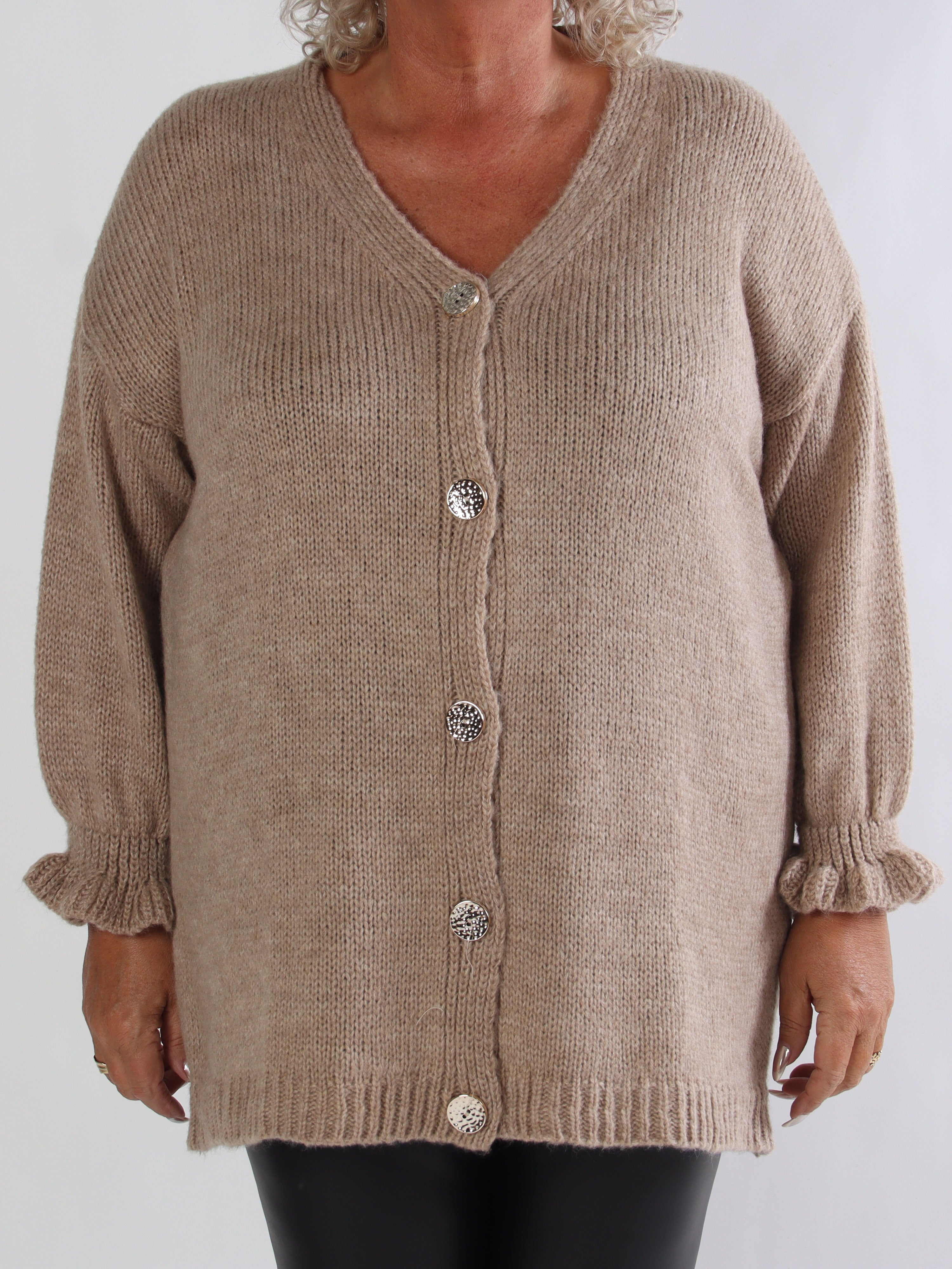 Celeste - Stickad plus size kofta med guldknappar och volangärmar