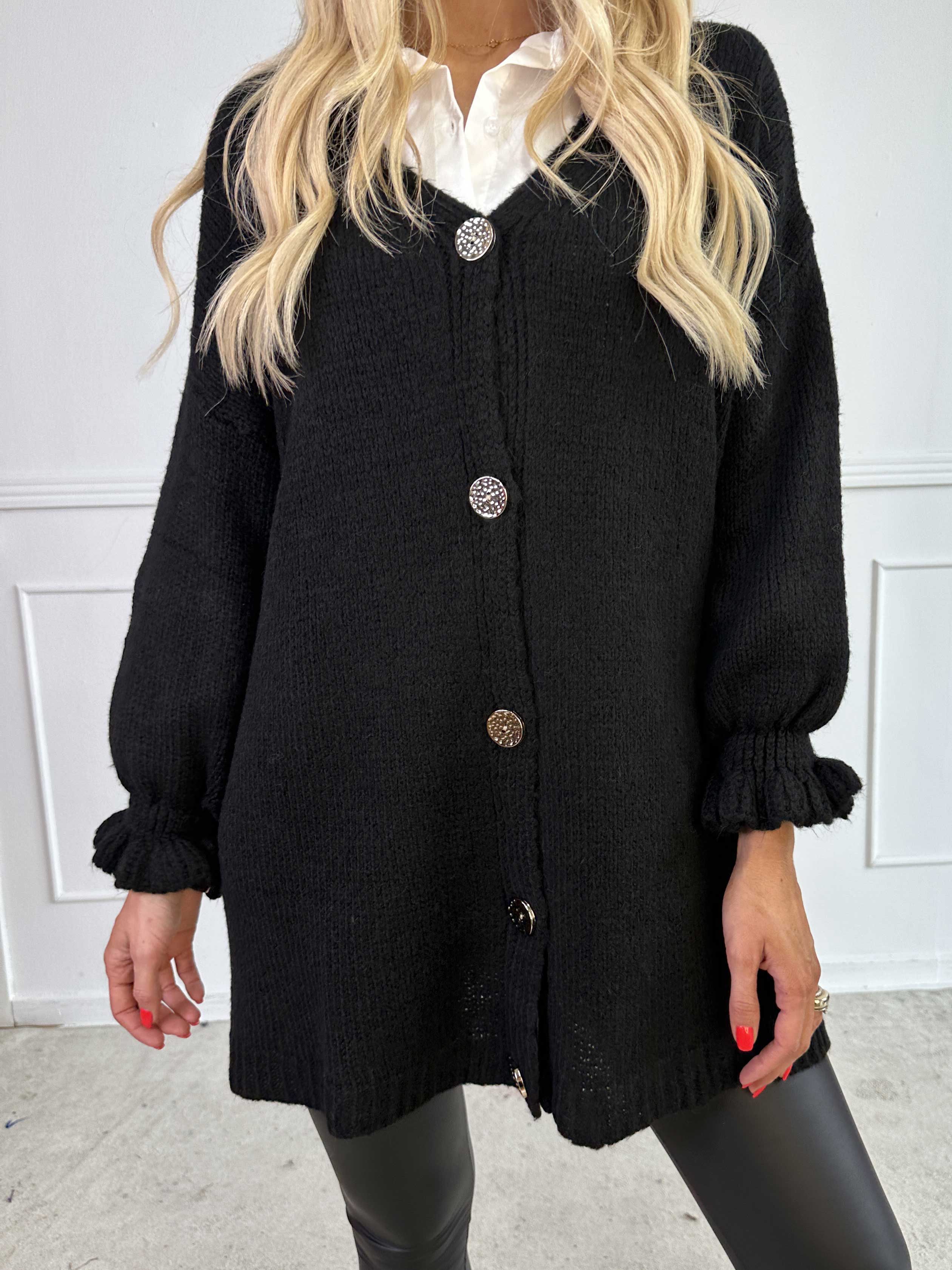 Celeste - Stickad kofta med guldknappar och söta volangärmar