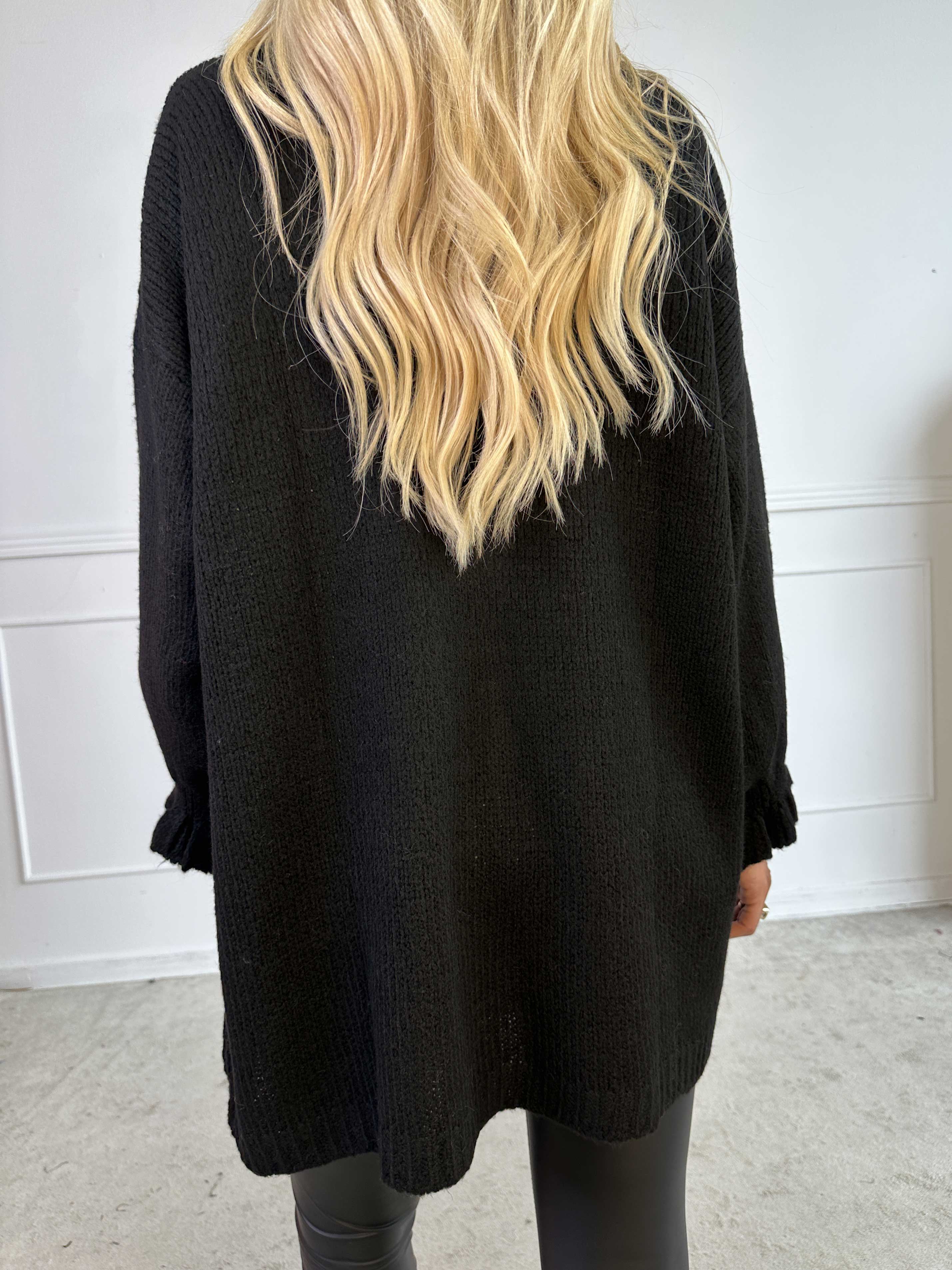 Celeste - Stickad kofta med guldknappar och söta volangärmar