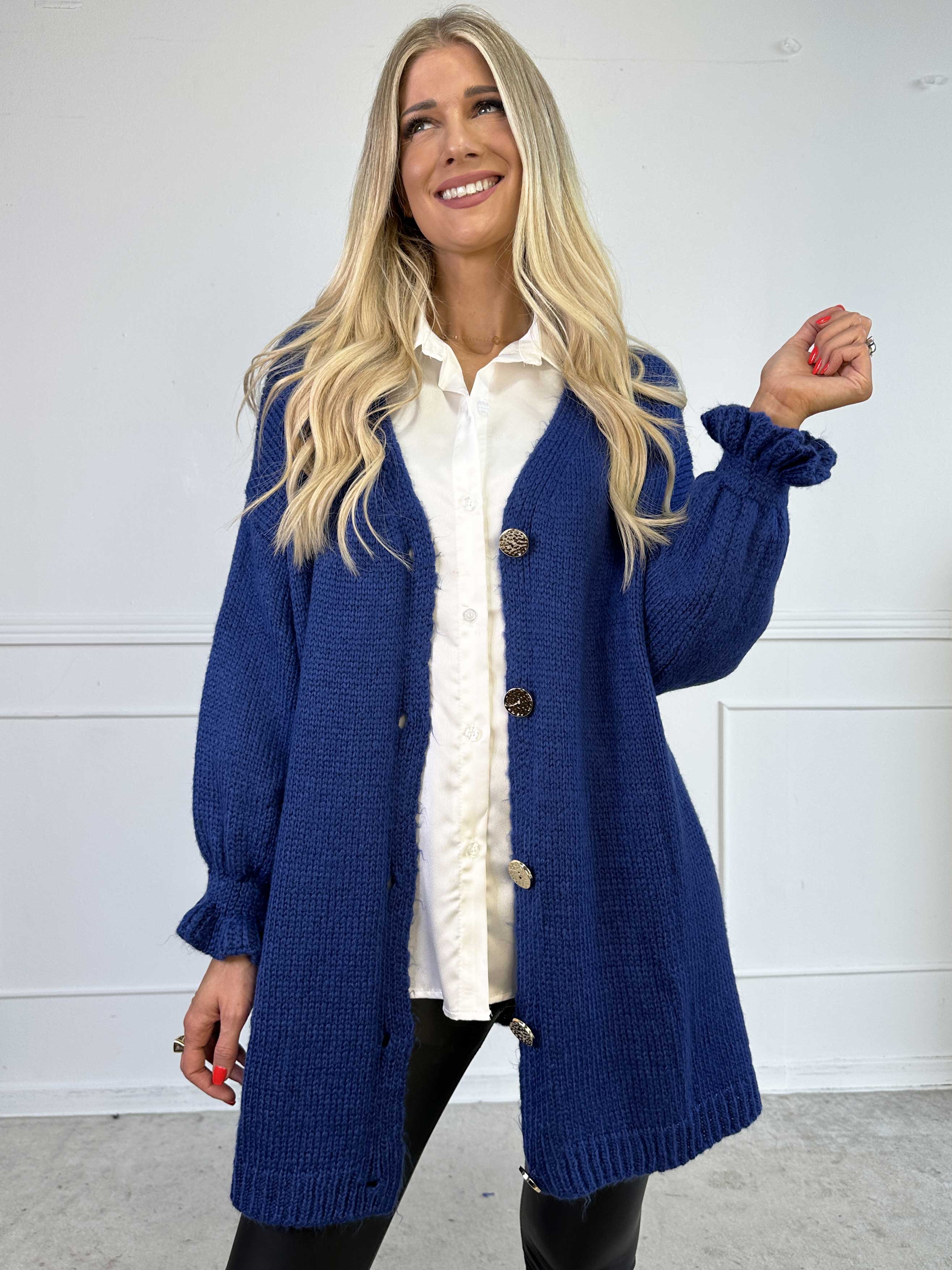 Celeste - Stickad kofta med guldknappar och söta volangärmar