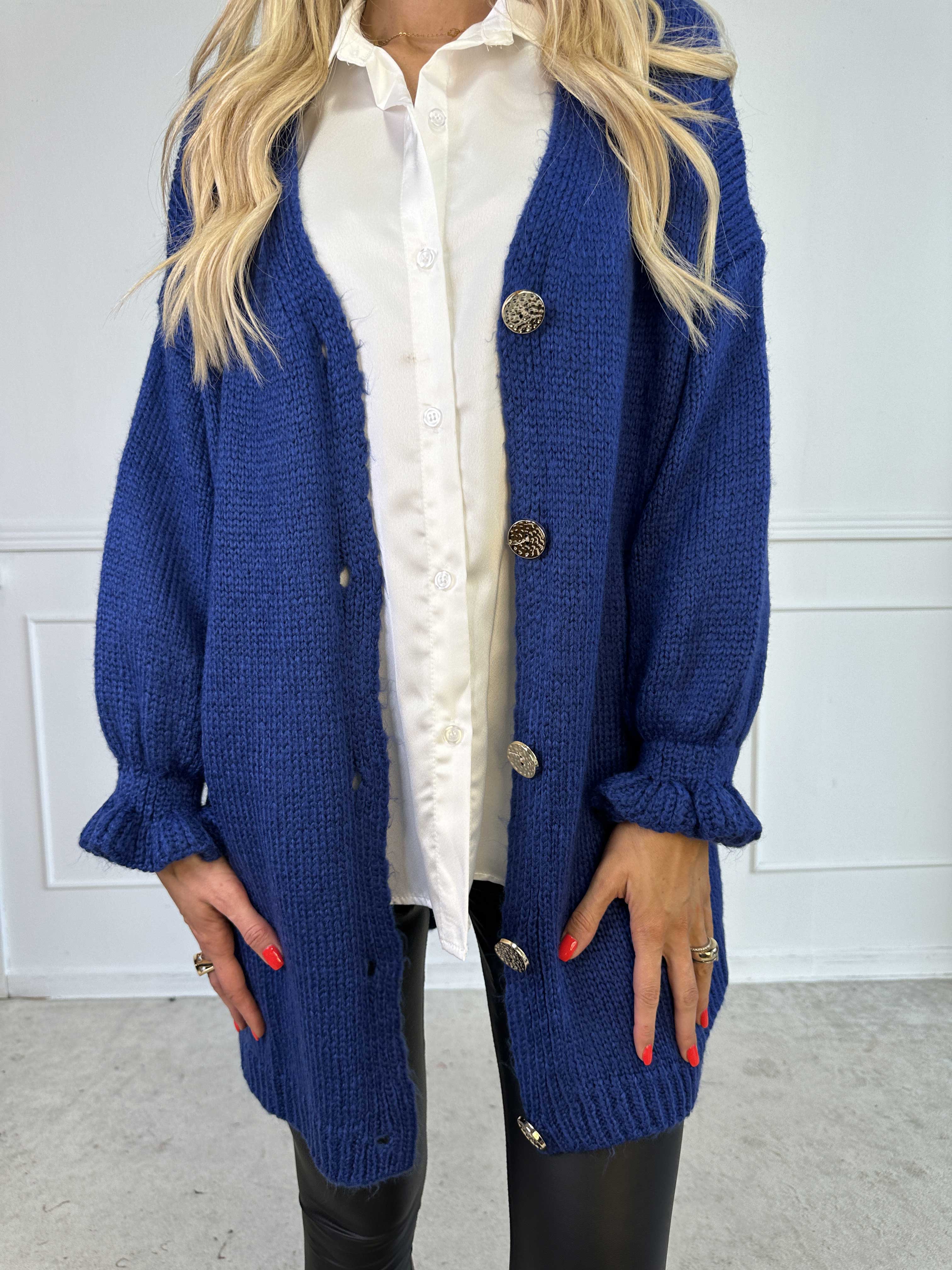 Celeste - Stickad kofta med guldknappar och söta volangärmar