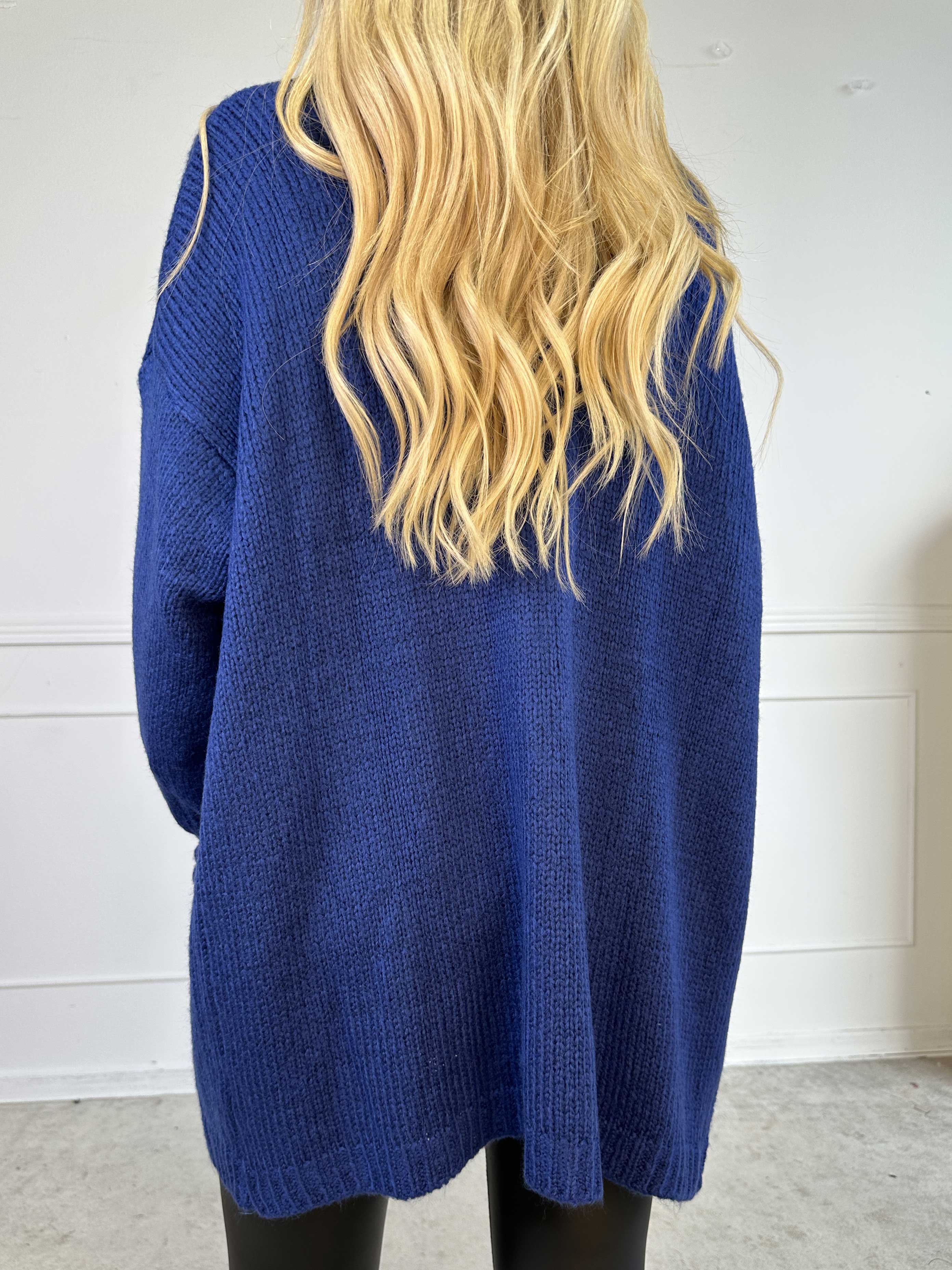 Celeste - Stickad kofta med guldknappar och söta volangärmar