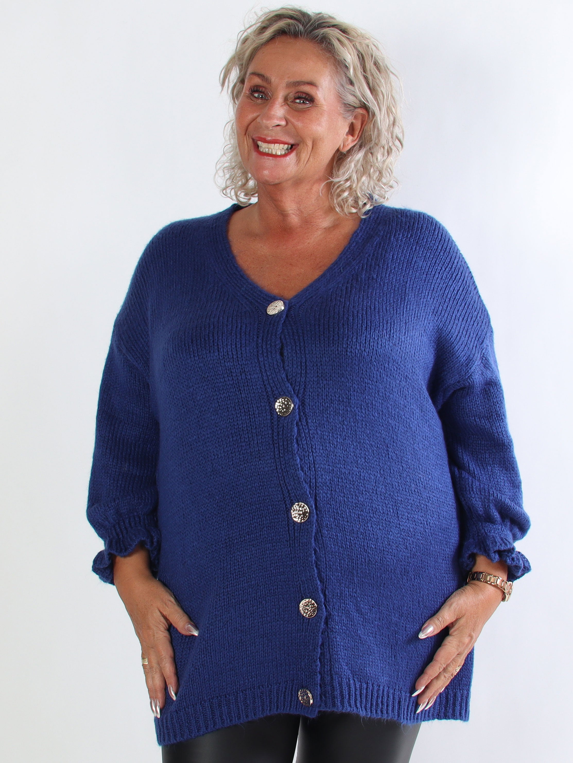 Celeste - Stickad plus size kofta med guldknappar och volangärmar