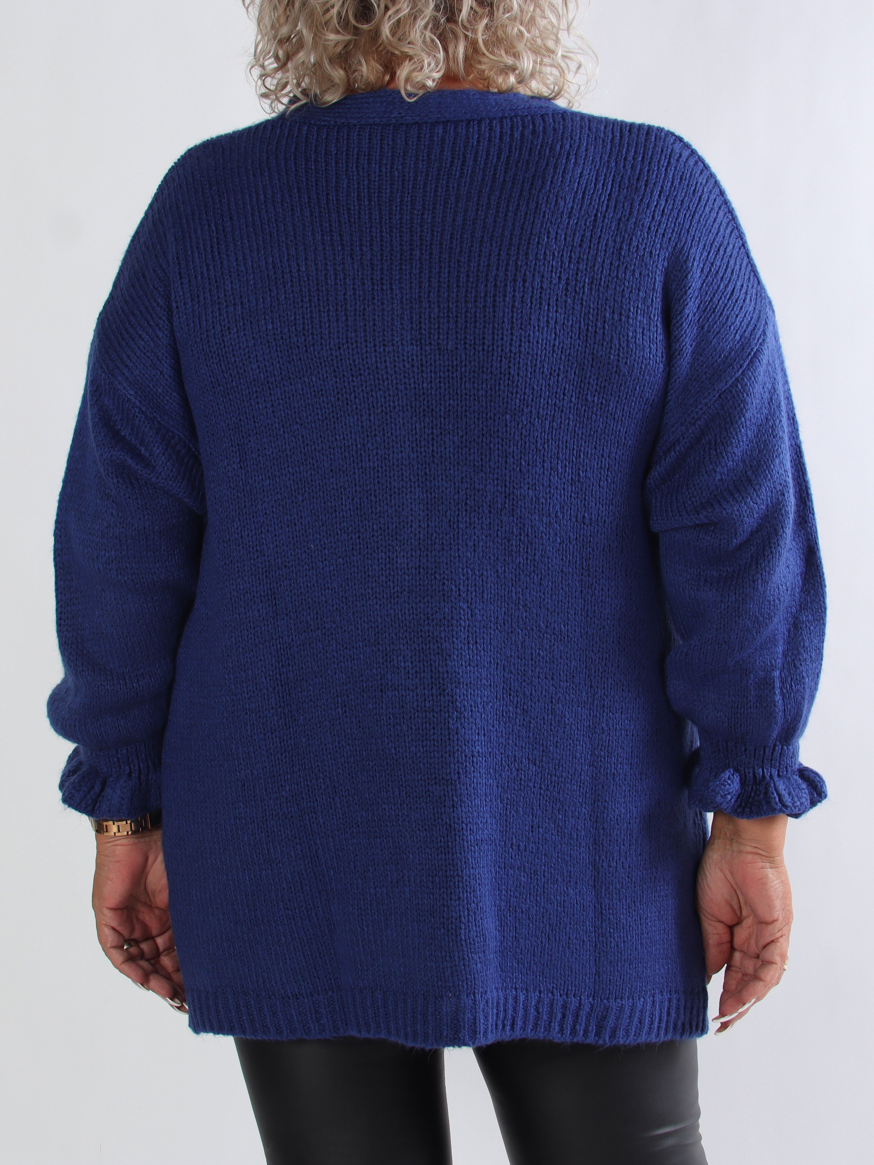 Celeste - Stickad plus size kofta med guldknappar och volangärmar