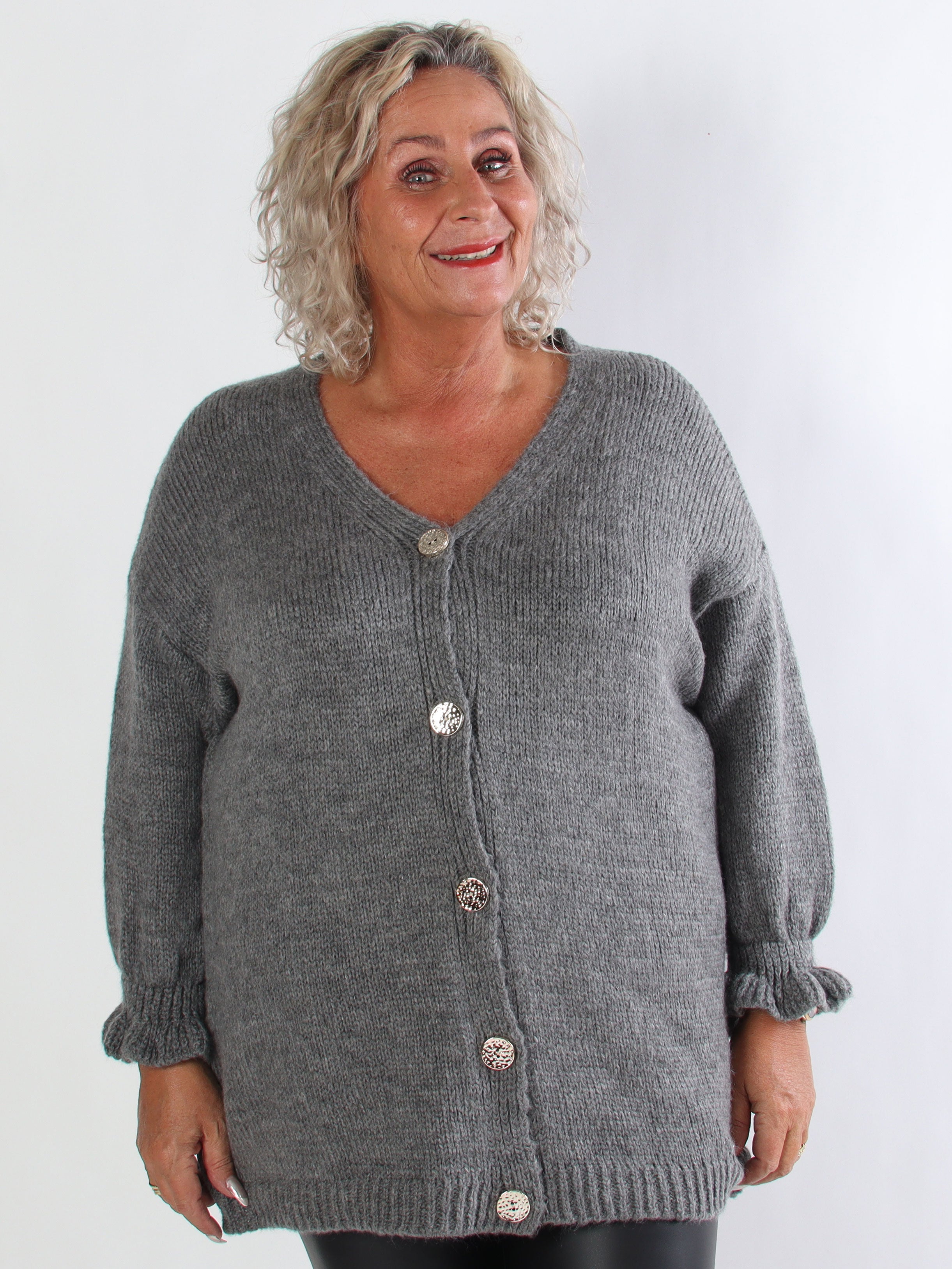 Celeste - Stickad plus size kofta med guldknappar och volangärmar