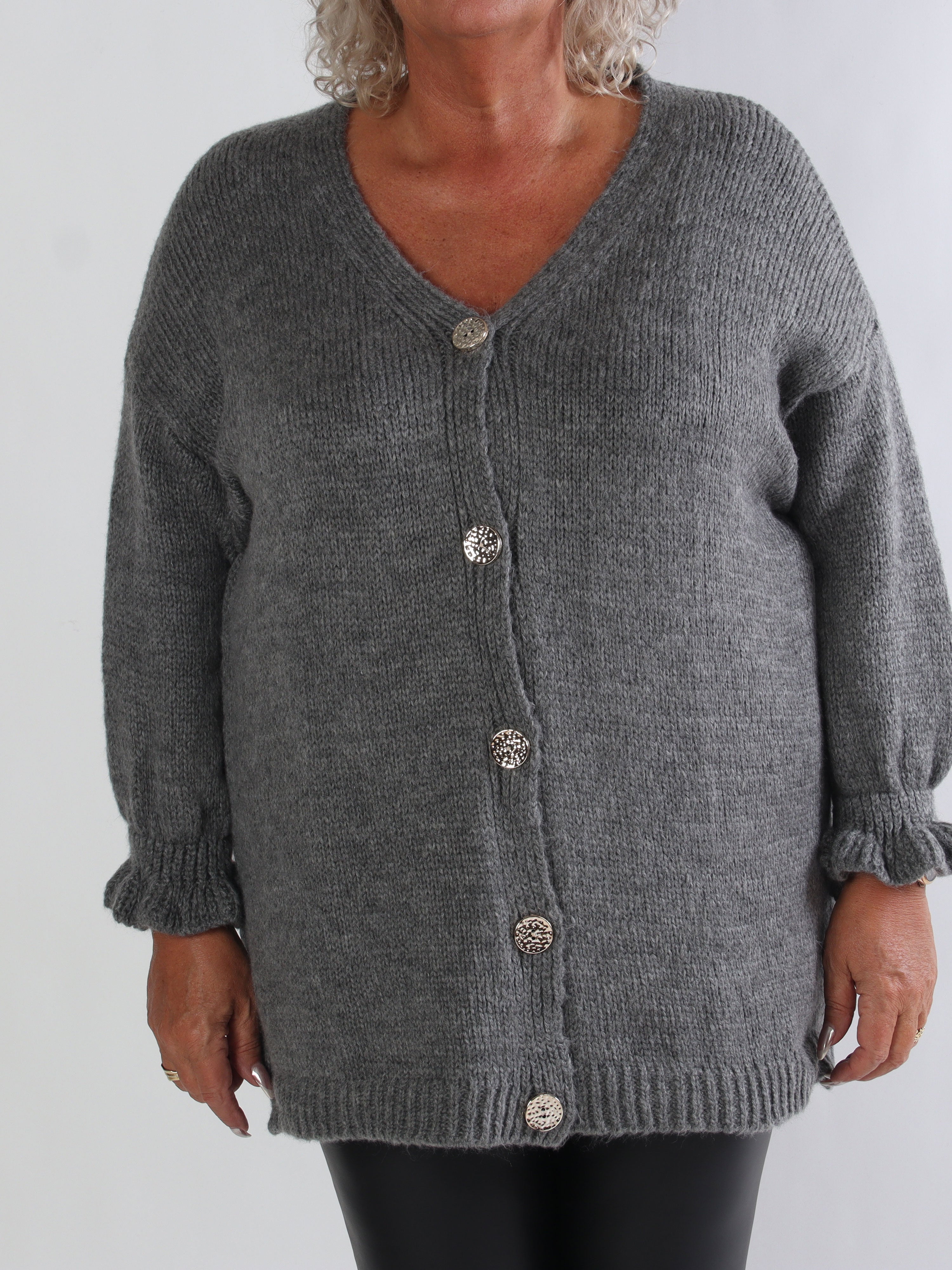 Celeste - Stickad plus size kofta med guldknappar och volangärmar