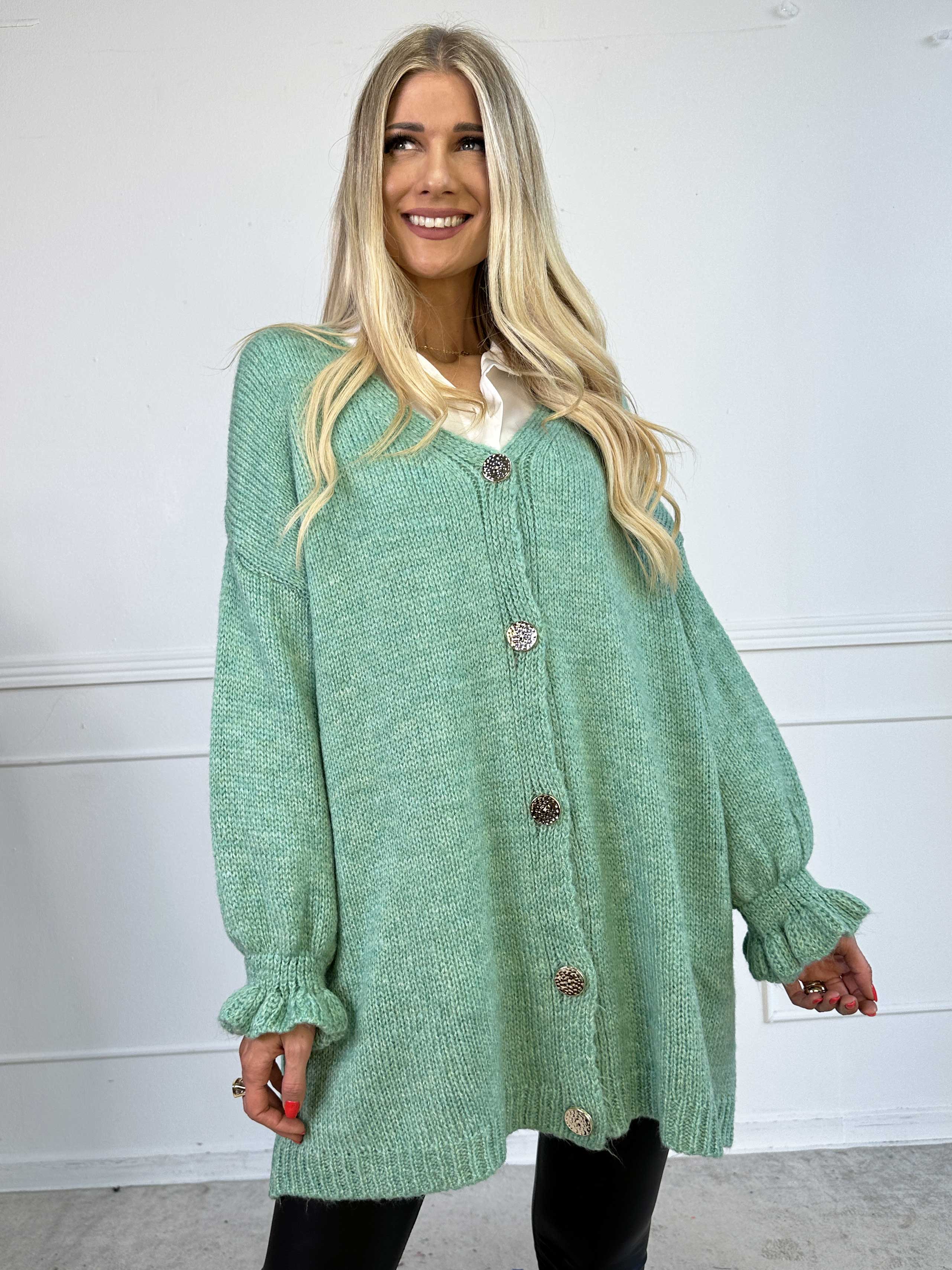 Celeste - Stickad kofta med guldknappar och söta volangärmar