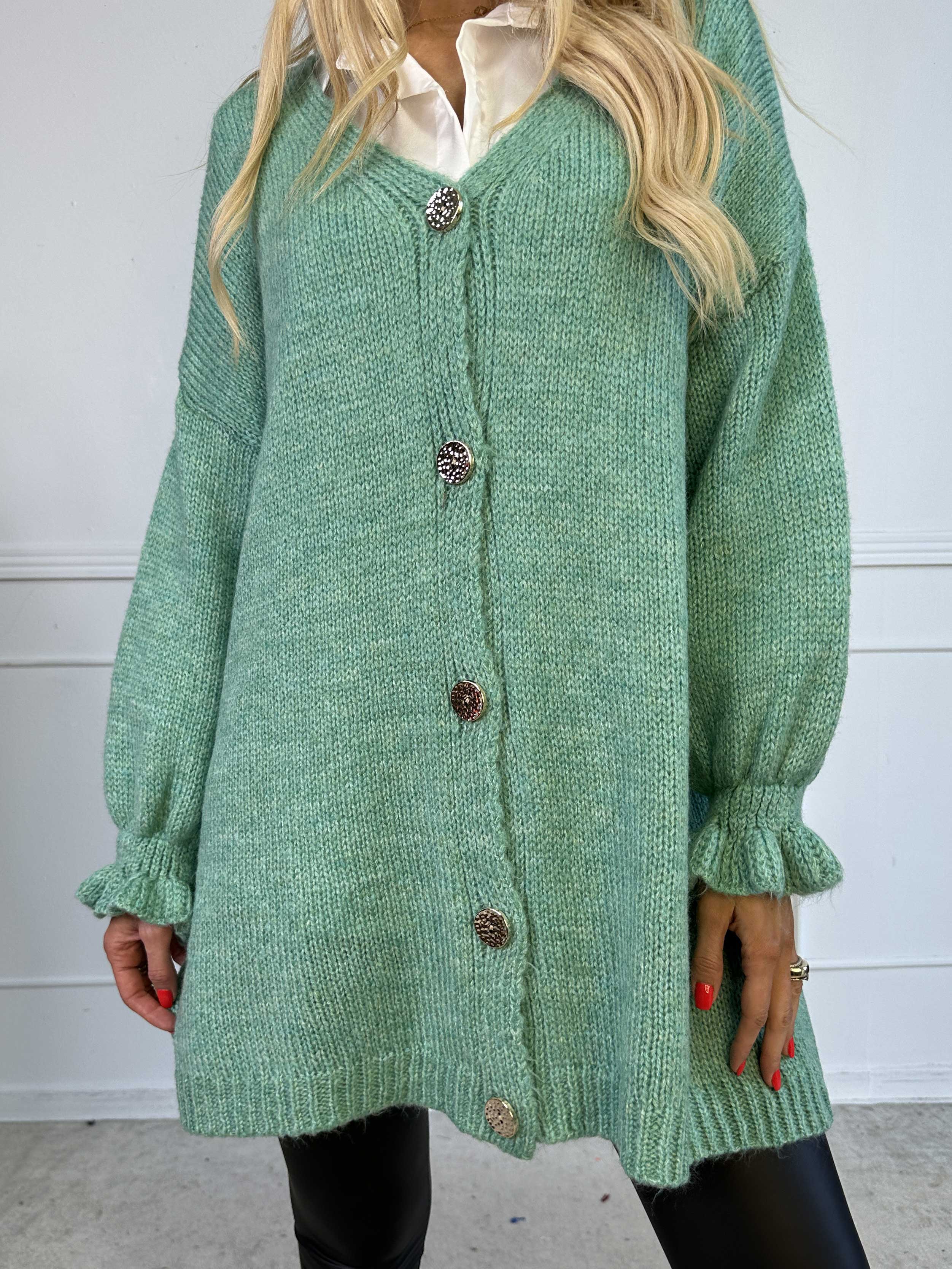 Celeste - Stickad kofta med guldknappar och söta volangärmar