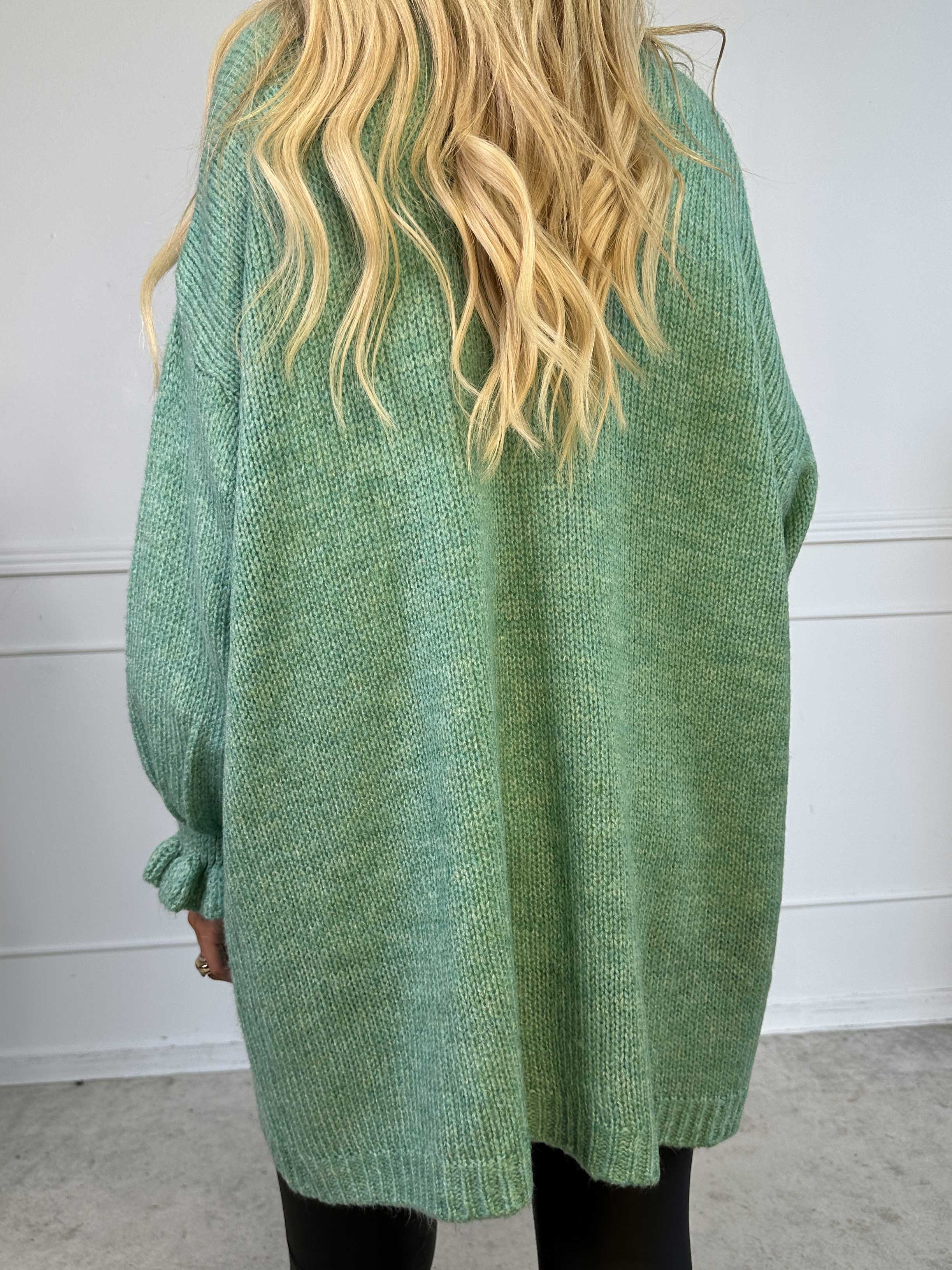 Celeste - Stickad kofta med guldknappar och söta volangärmar