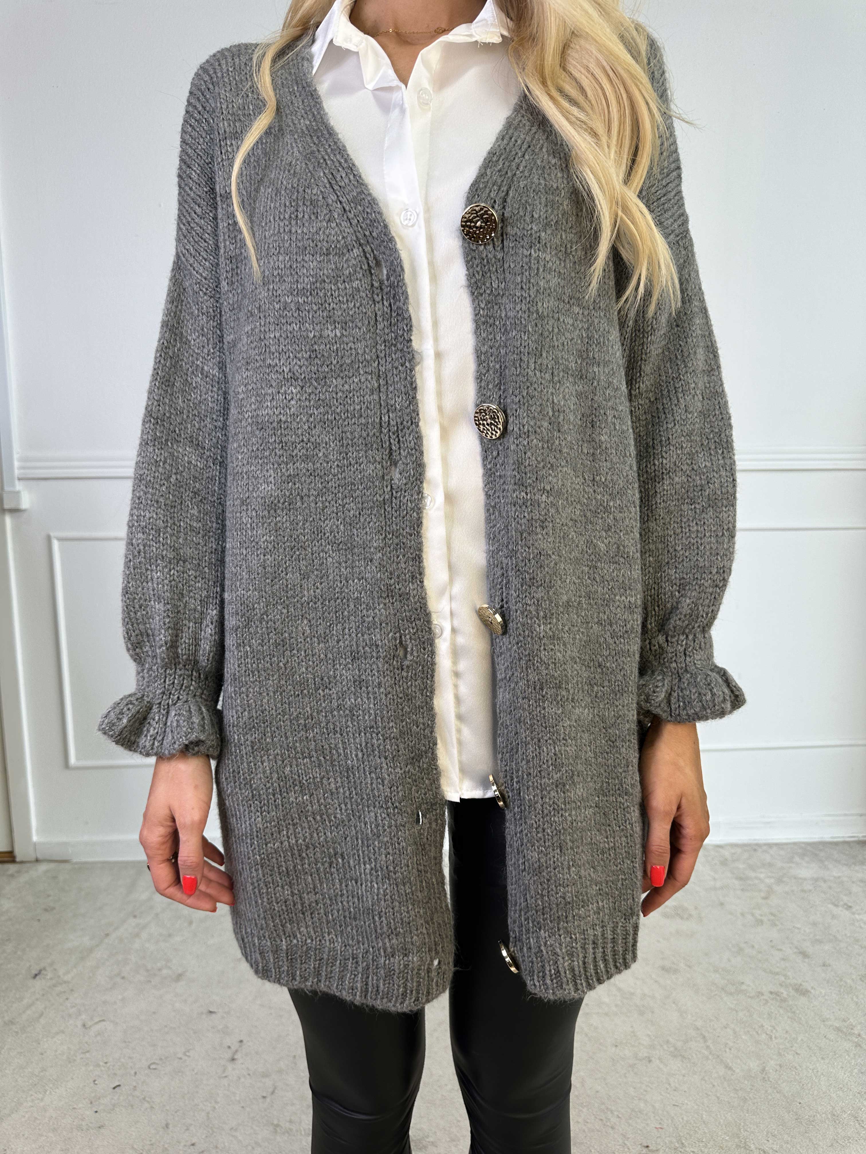 Celeste - Stickad kofta med guldknappar och söta volangärmar