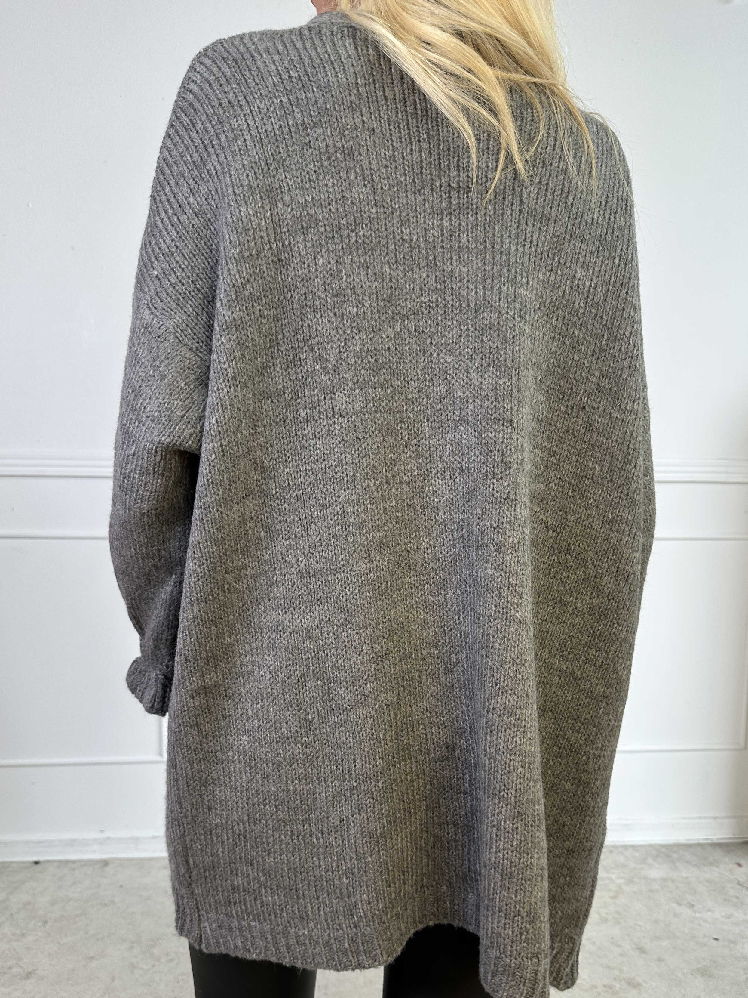 Celeste - Stickad kofta med guldknappar och söta volangärmar