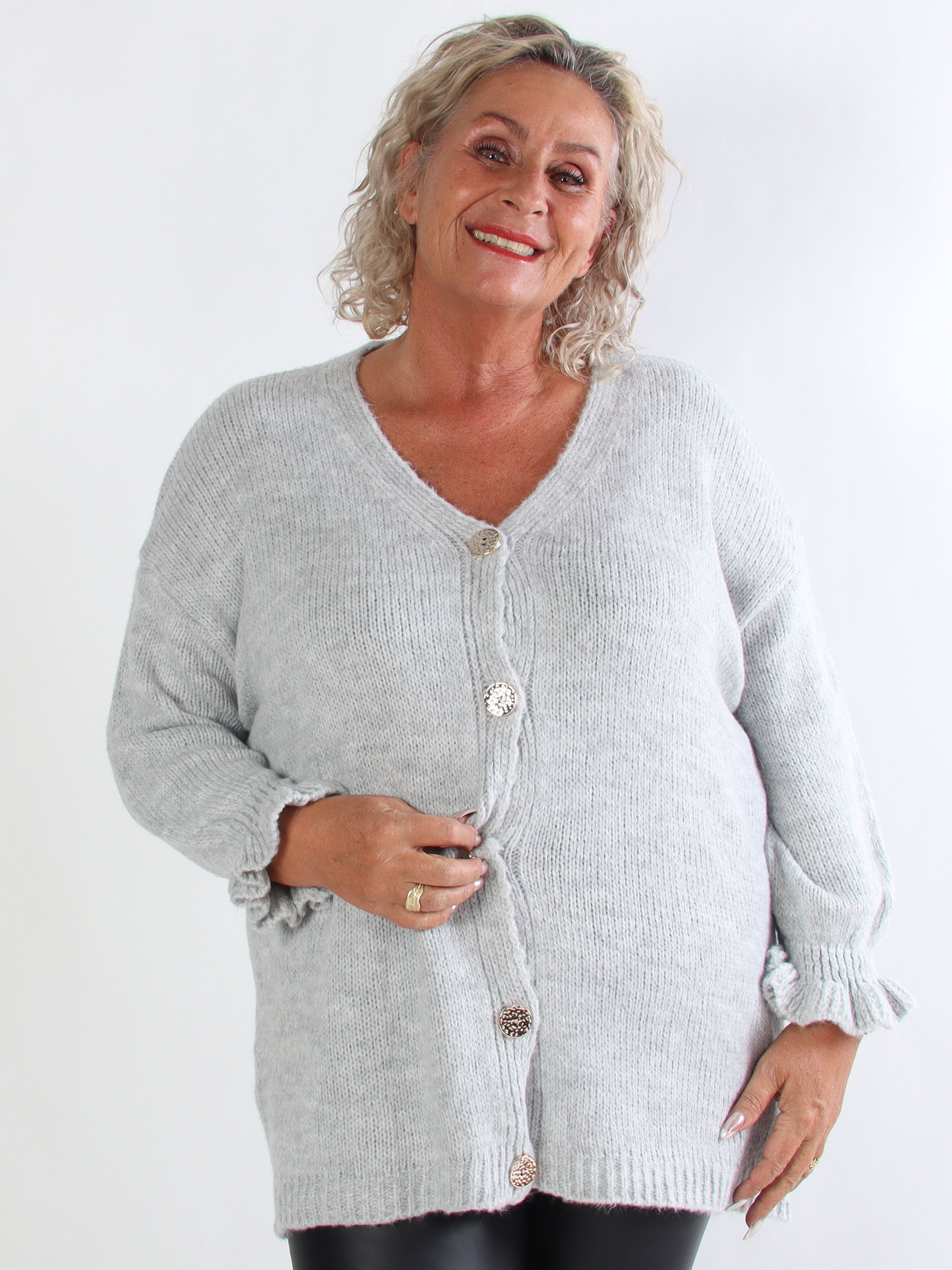 Celeste - Stickad plus size kofta med guldknappar och volangärmar